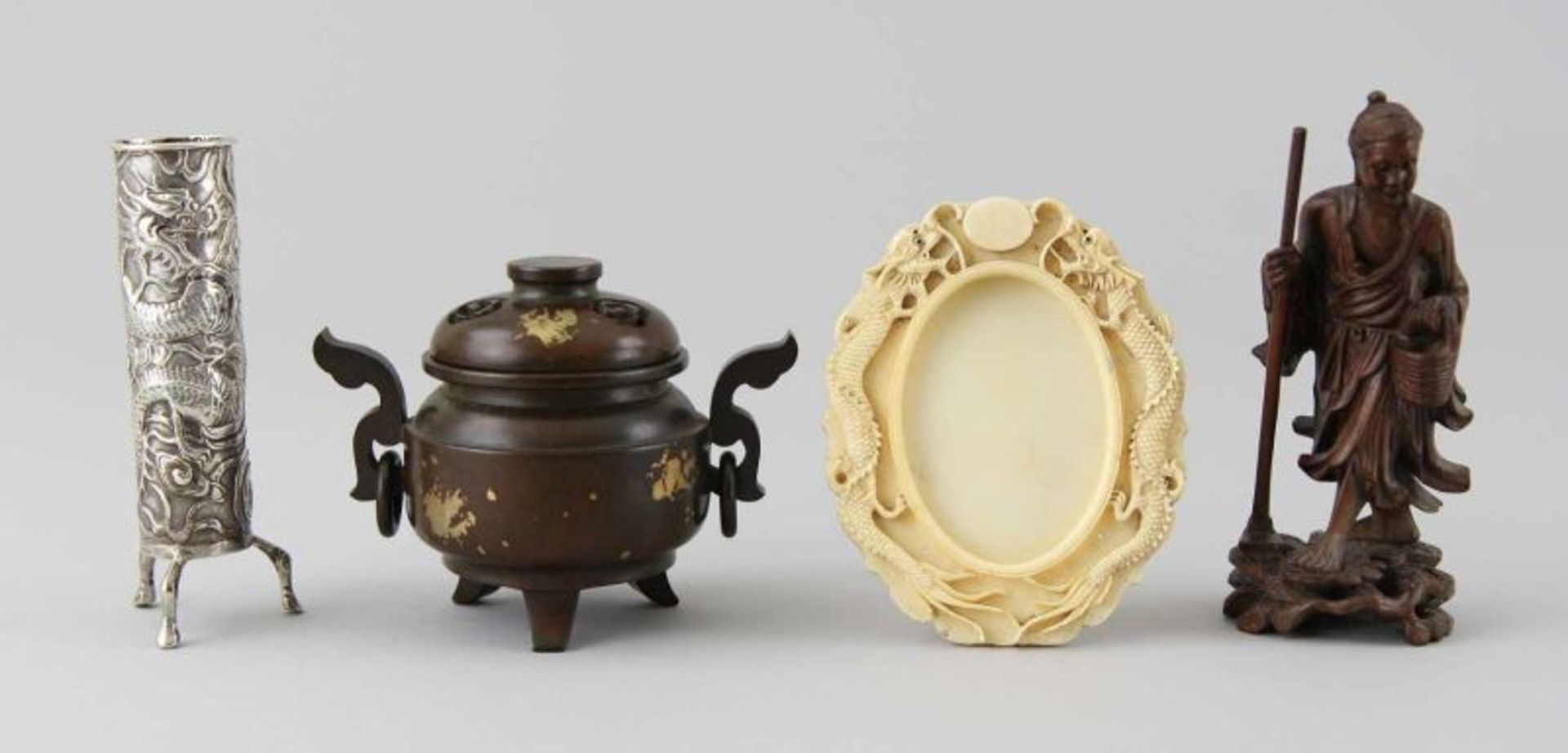 Konvolut von vier chinesischen Objekten a) Vase, Silber 900 getrieben, graviert und gegossen,