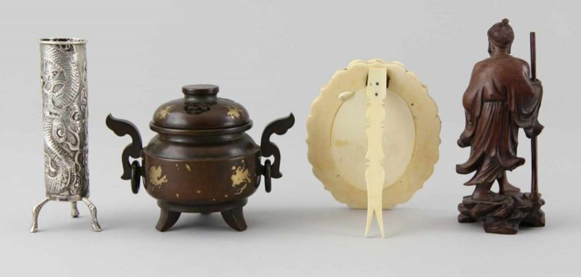 Konvolut von vier chinesischen Objekten a) Vase, Silber 900 getrieben, graviert und gegossen, - Image 2 of 4