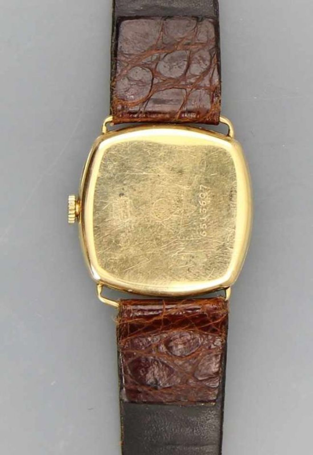 HAU "Omega" Gehäuse Gelbgold 18kt., gerundet quadratisches Gehäuse mit angesetzten Bügeln, - Image 2 of 2