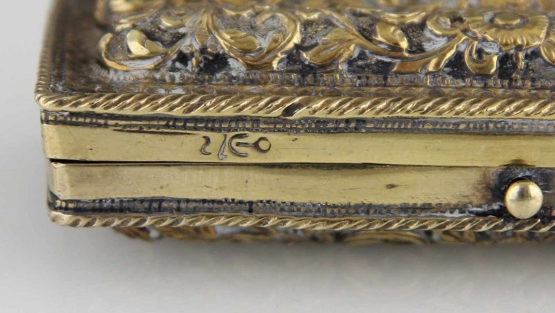 Vermeil - Tabakdose Silber getrieben, ziseliert und ganz vergoldet, rechteckige, federscharnierte - Image 5 of 5