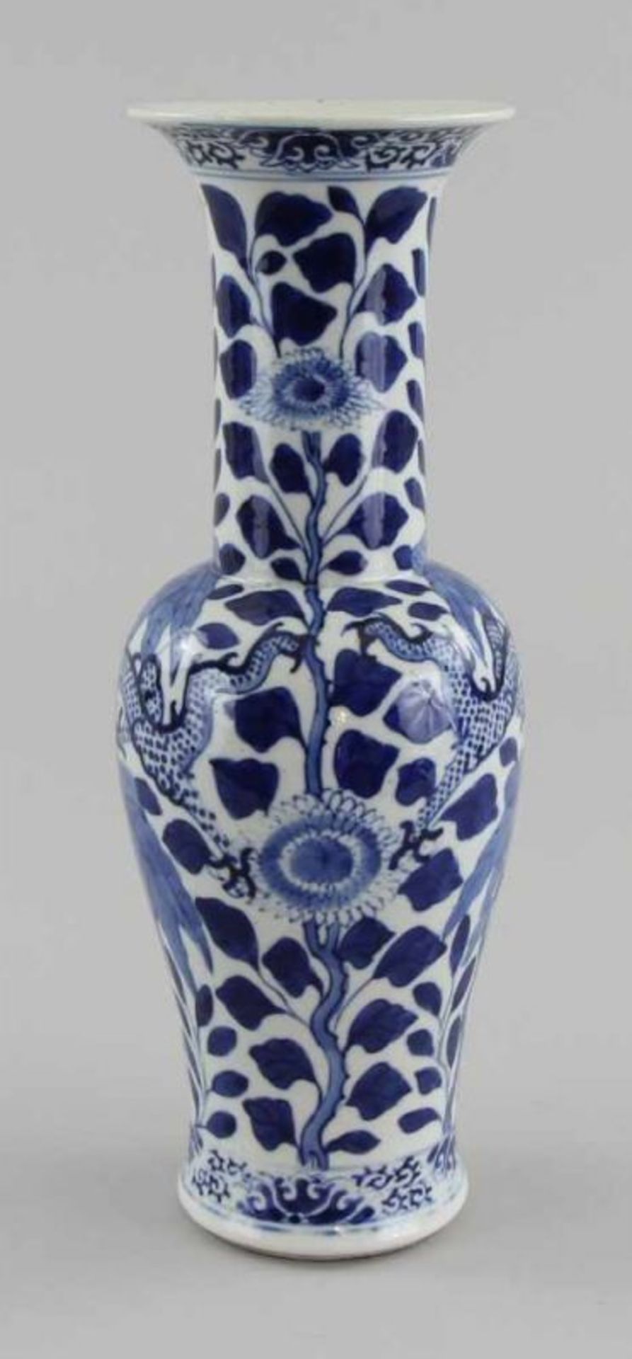 Blauweiß - Vase Porzellan unterglasurblau bemalt, schlanke Balusterform mit langem Hals, auf der - Image 2 of 5