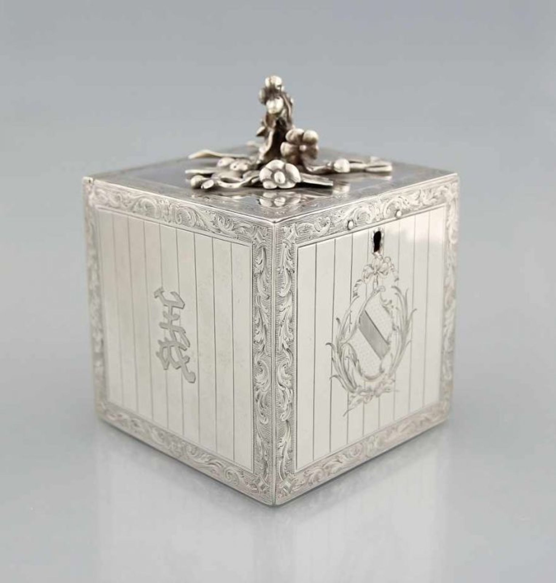 George III. - Teacaddy "Tea Tub" Silber 925 getrieben, gegossen und graviert, Würfelform mit