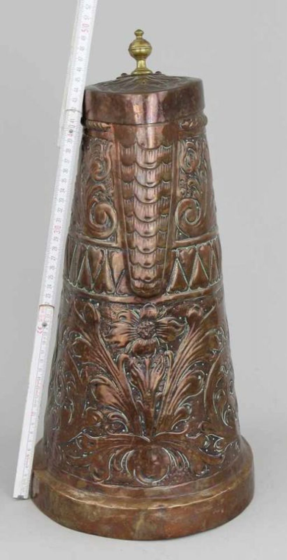 Große Kupferkanne Kupfer getrieben und punziert, konische Kanne mit dreieckiger Schnaupe und flachem - Image 5 of 9