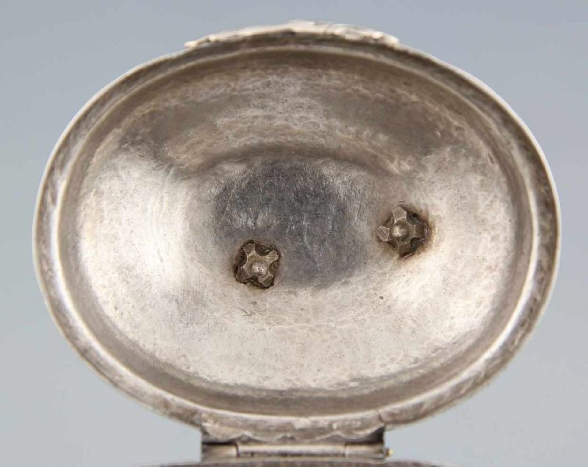 Zuckerdose Silber getrieben, gegossen und ziseliert, von vier astförmigen Füßen getragene Eiform mit - Image 4 of 5