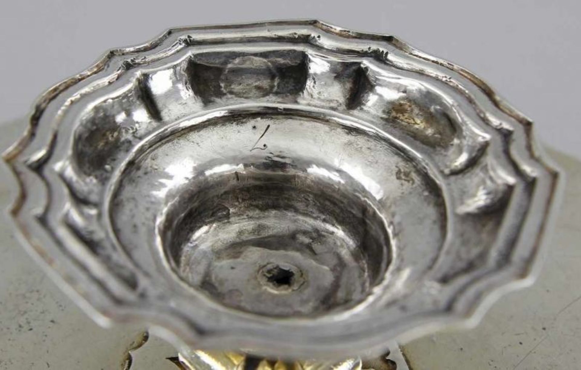 Augsburger Vermeil - Kredenz Silber getrieben, gegossen, graviert, ziseliert, punziert und - Image 3 of 12