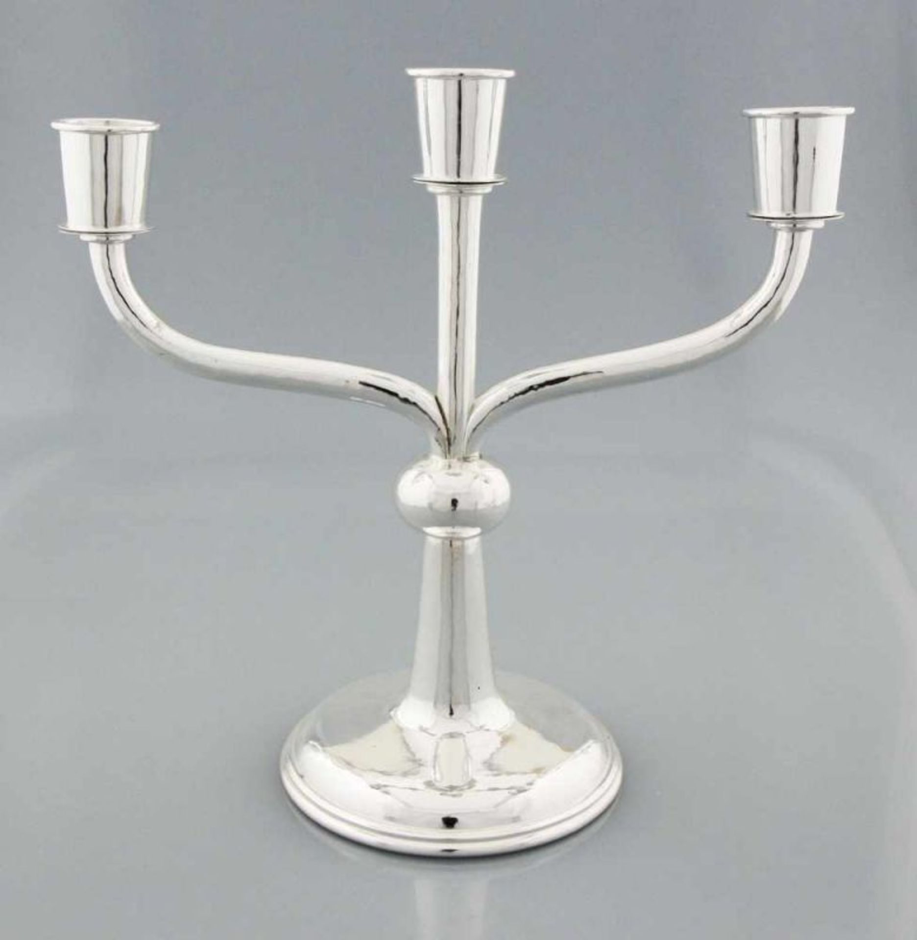 Girandole Silber 835 getrieben, konischer Schaft mit Kugelnodus auf breitem Stand, oberhalb des