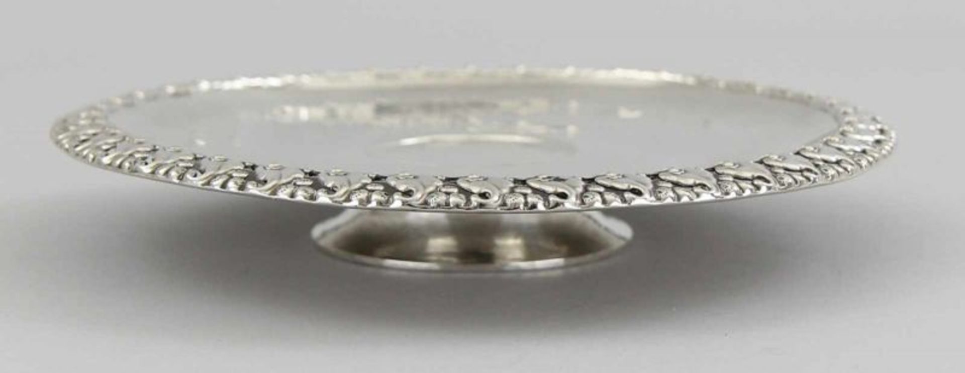 Tazza Silber 800 getrieben und geprägt, flache Schale mit durchbrochen gearbeitetem Rand auf - Image 2 of 3