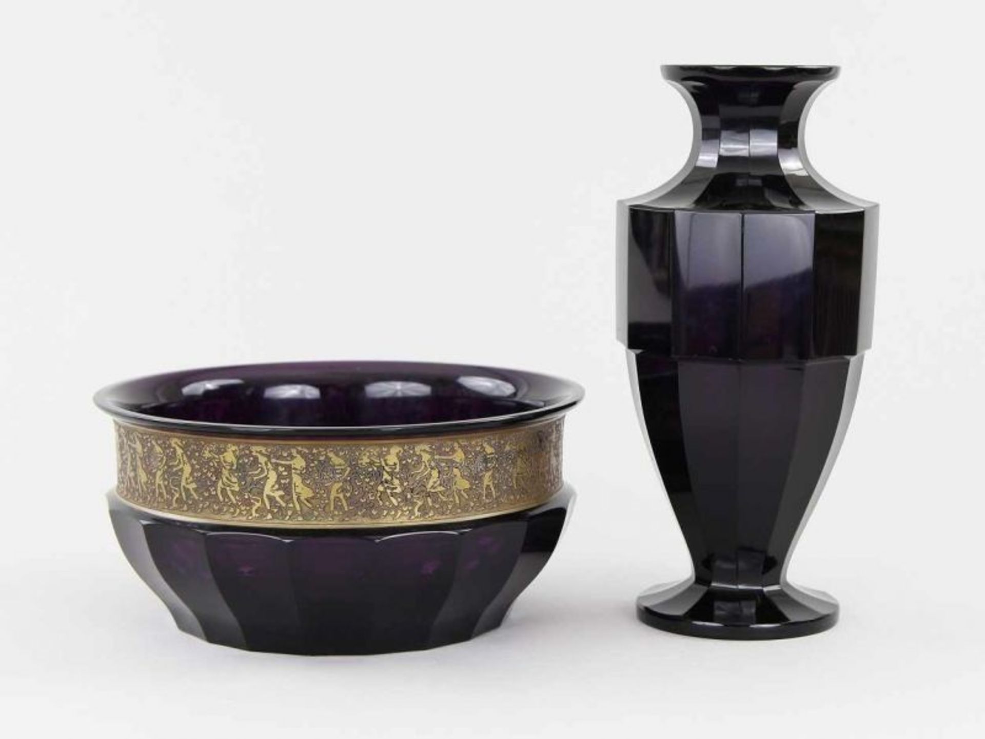 Moser - Schale und Vase a) Große Schale, violettes Glas geschliffen, geätzt und vergoldet, sog. "