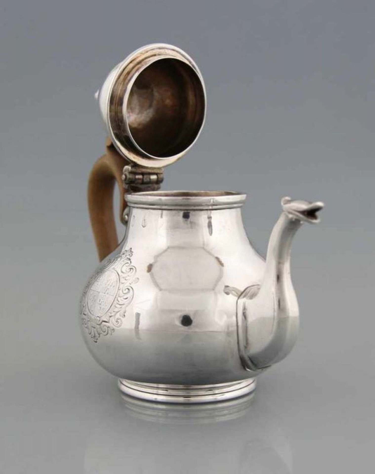 George I. - Teekanne Silber 958 (Britannia - Silber) getrieben, gegossen und graviert, breite - Image 4 of 6