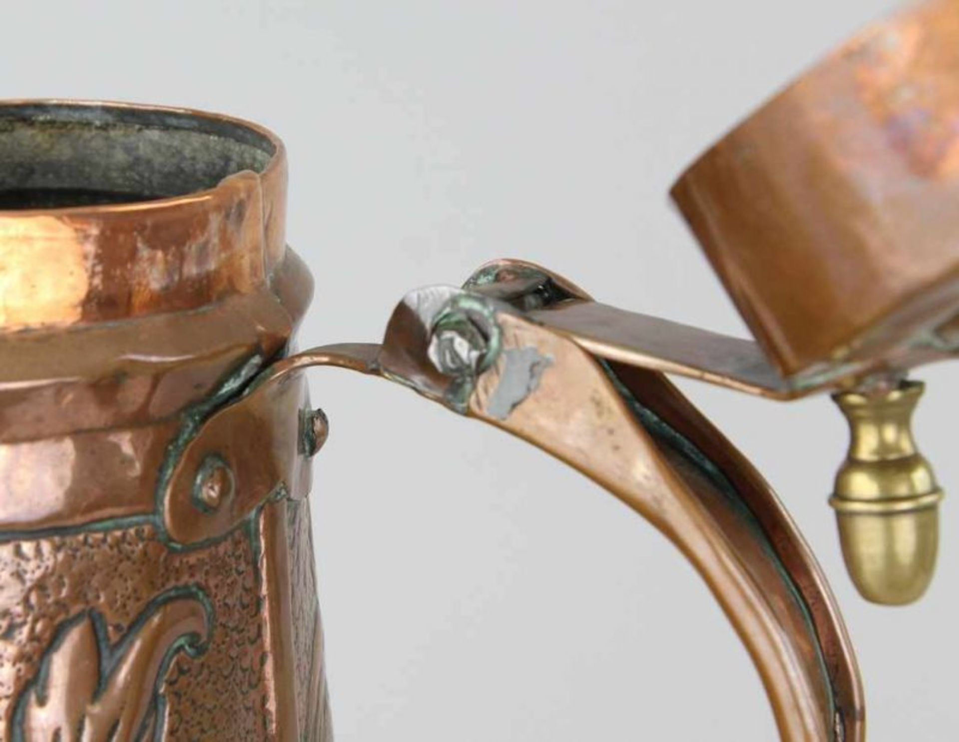 Große Kupferkanne Kupfer getrieben und punziert, konische Kanne auf ausladendem Stand mit - Image 10 of 11