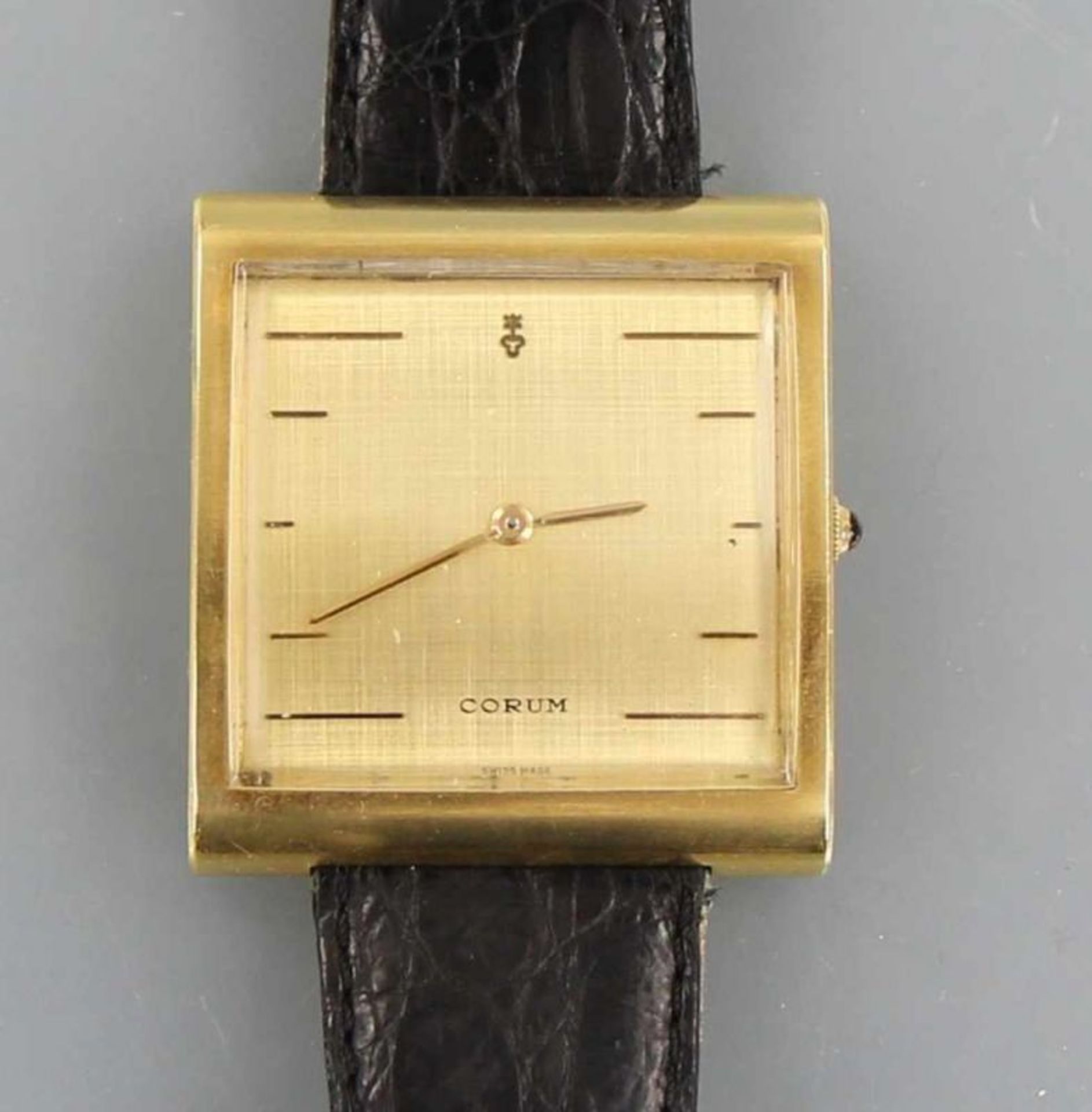 HAU "Corum Buckingham" Gehäuse Gelbgold 18kt., Handaufzugswerk Kaliber 4200, goldfarbenes