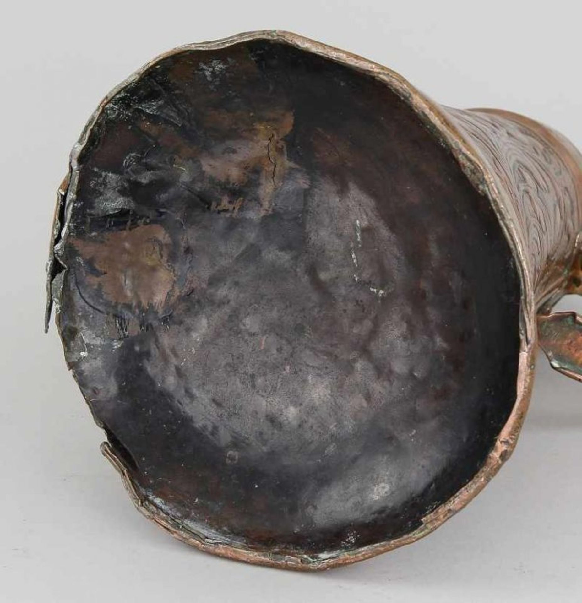 Große Kupferkanne Kupfer getrieben und punziert, konische Kanne auf ausladendem Stand mit - Image 3 of 11
