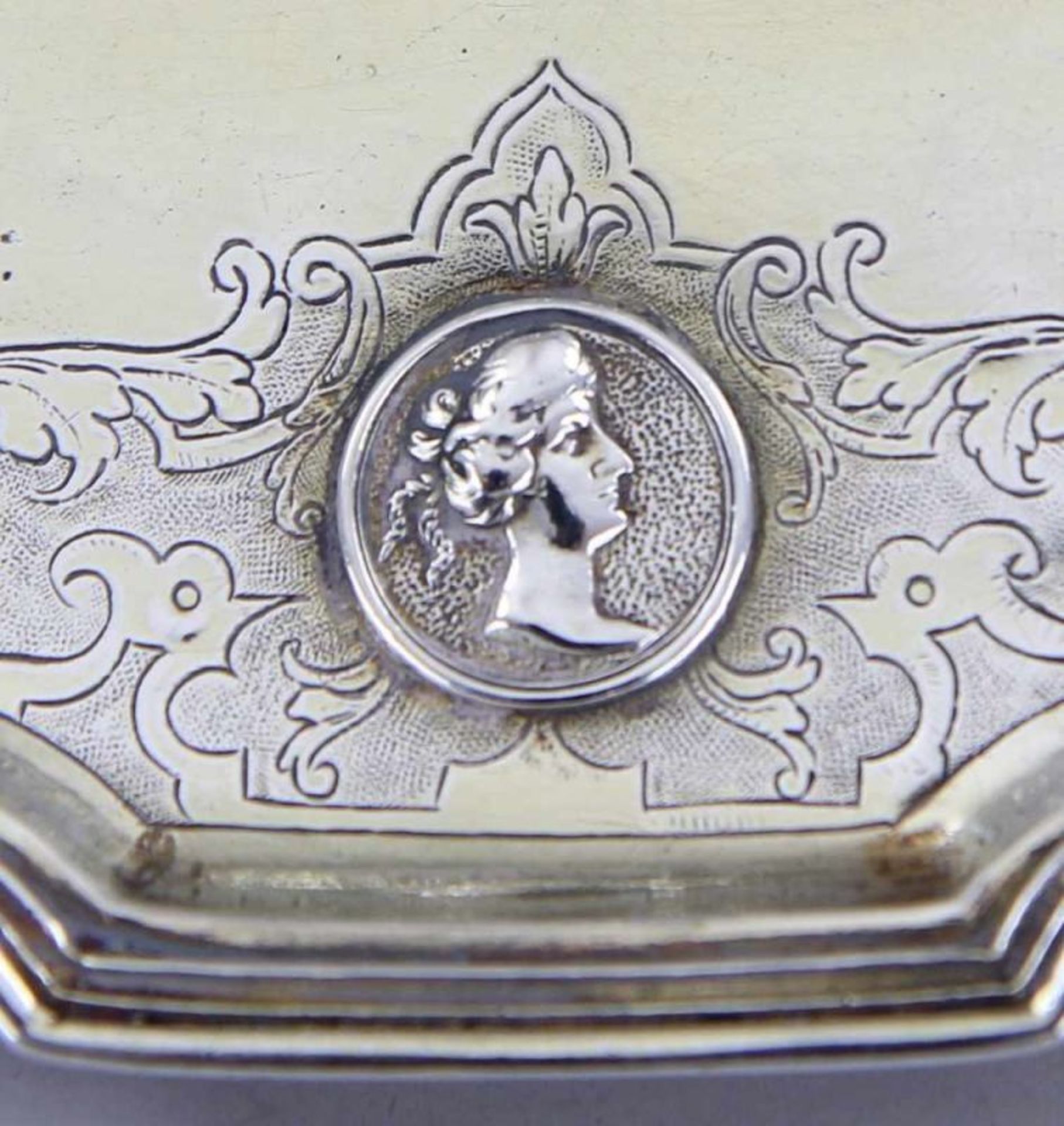 Augsburger Vermeil - Kredenz Silber getrieben, gegossen, graviert, ziseliert, punziert und - Image 8 of 12