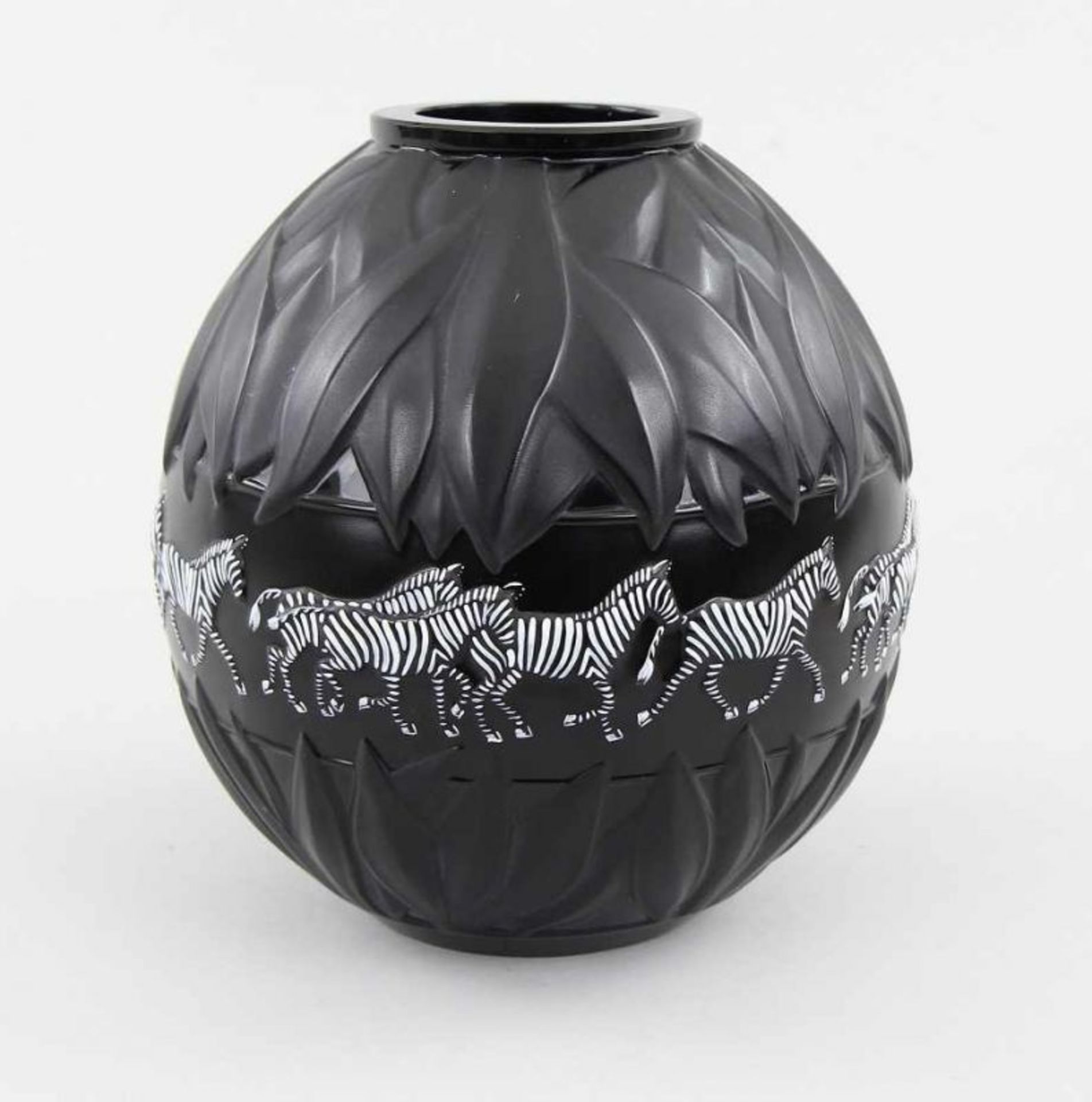 Lalique - Vase "Tanzania" Schwarzes Glas modelgeblasen und bemalt, gestreckte Kugelform, mittig