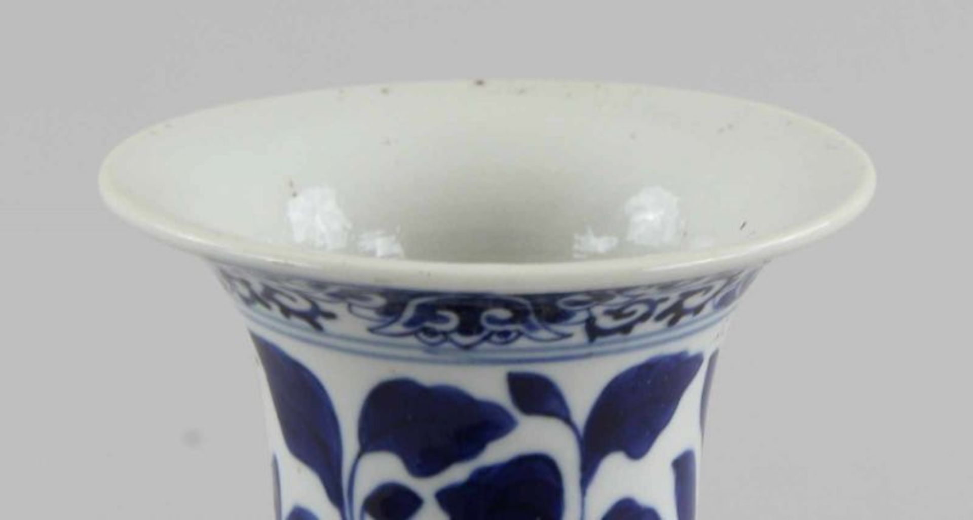 Blauweiß - Vase Porzellan unterglasurblau bemalt, schlanke Balusterform mit langem Hals, auf der - Image 3 of 5