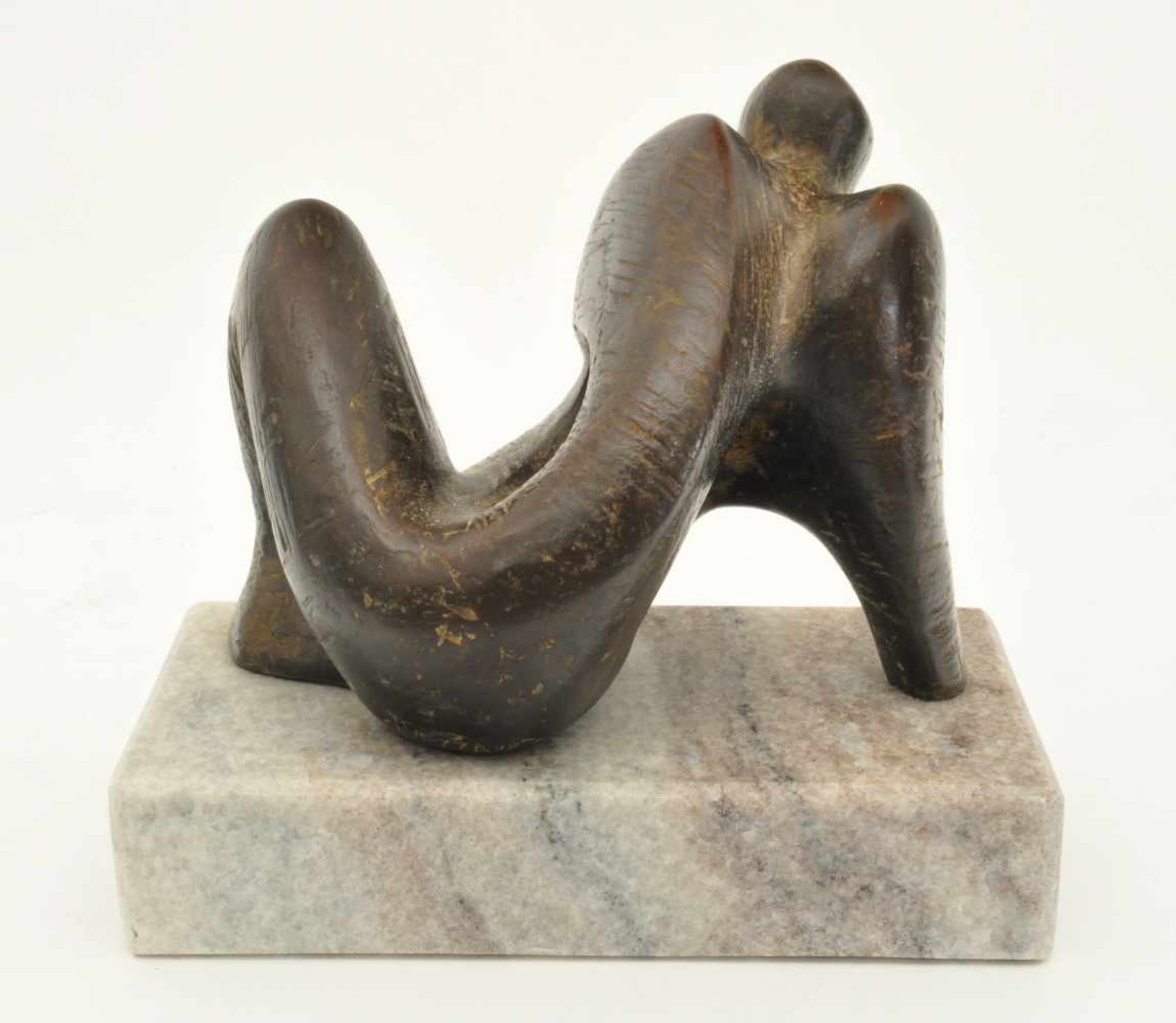 Cavezza, Selvino (1942, Italien) "Abstrahierte aufgestützte Figur", Bronze, auf Marmorsockel, H. - Bild 2 aus 3