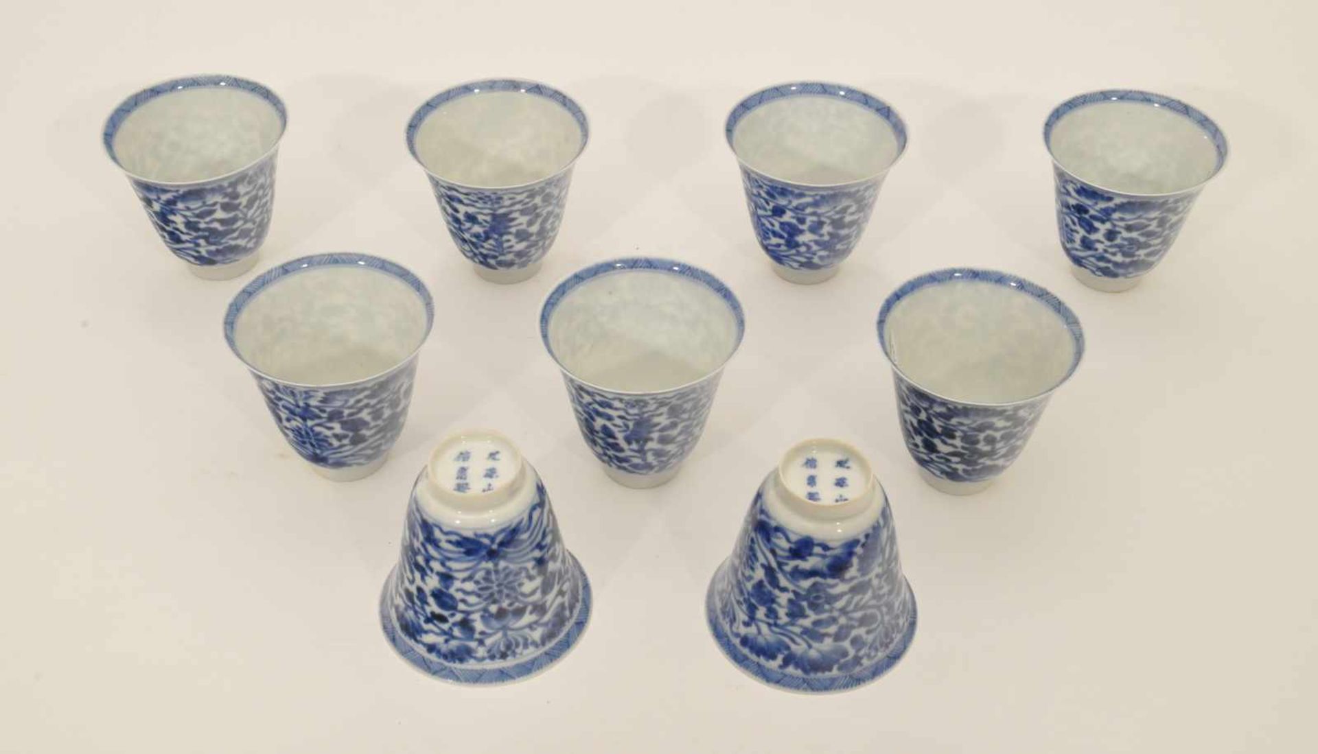 9 Koppchen Porzellan, 18. Jh., für den japanischen Markt, im Boden blaue Unterglasurmarken, H. 8,0