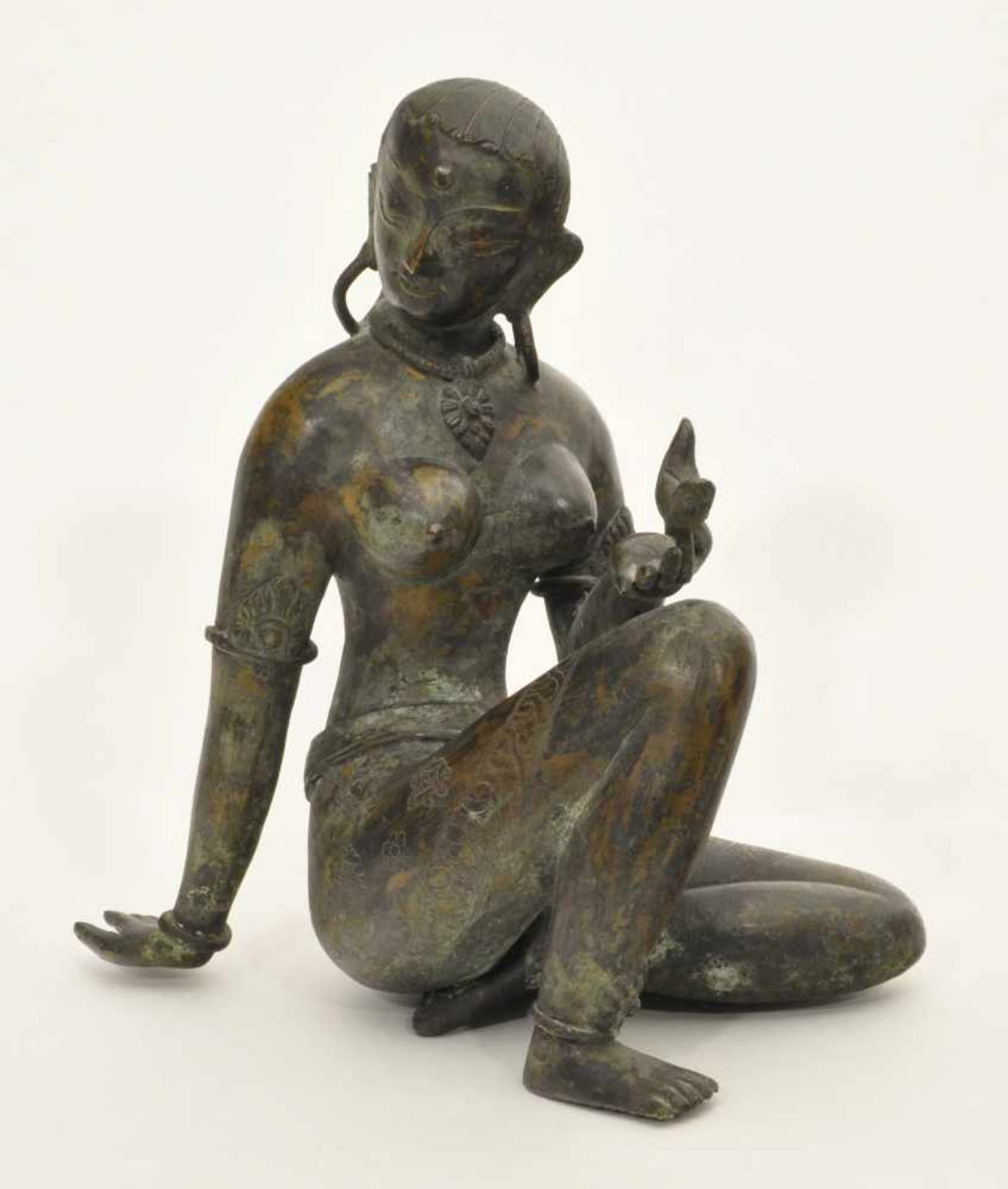 Sitzende Tempeltänzerin Bronze, Indien, 19. Jh., feine Ziselierungen, Patina, H. 22,0 cm