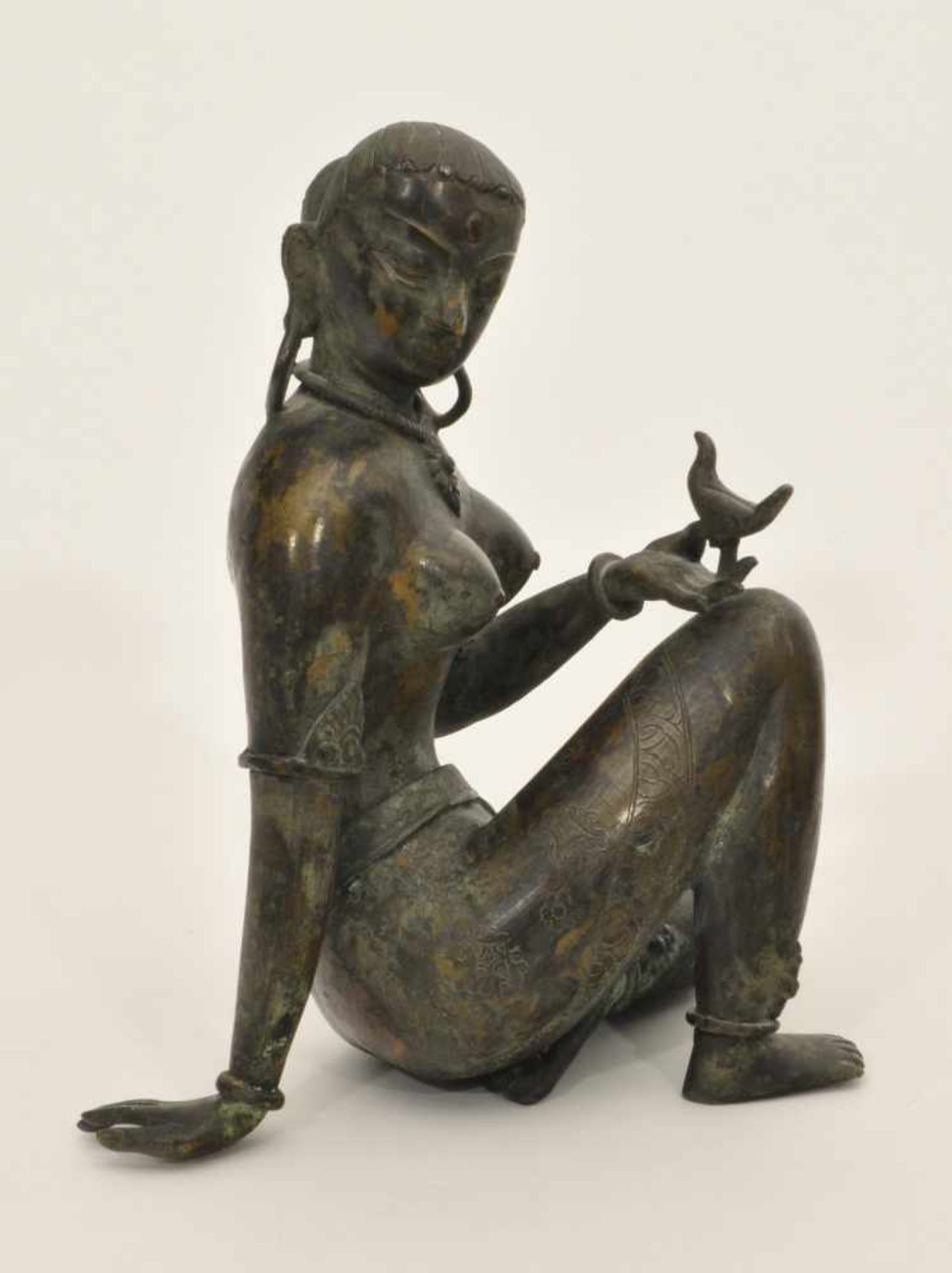 Sitzende Tempeltänzerin Bronze, Indien, 19. Jh., feine Ziselierungen, Patina, H. 22,0 cm - Bild 2 aus 4