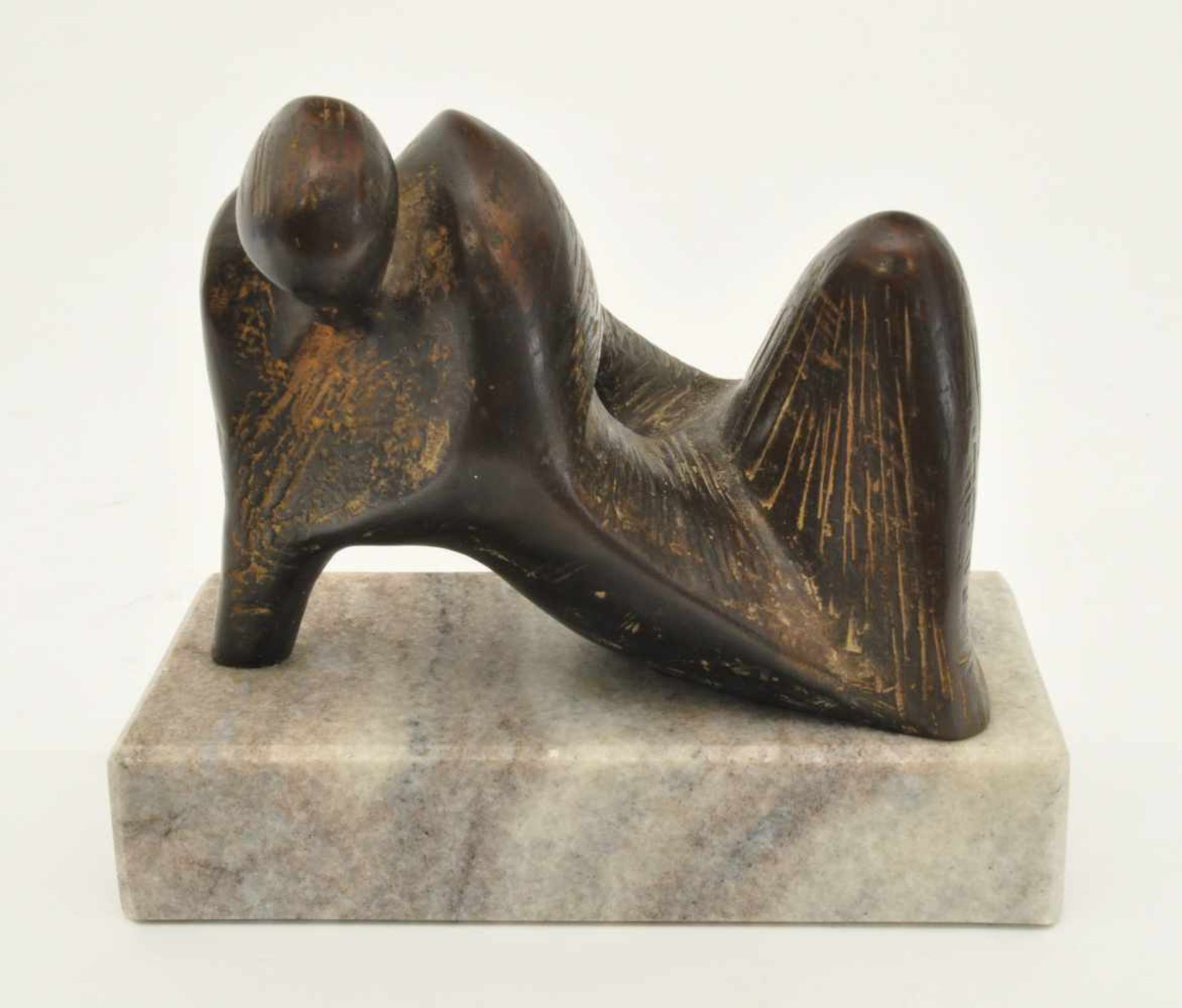Cavezza, Selvino (1942, Italien) "Abstrahierte aufgestützte Figur", Bronze, auf Marmorsockel, H.
