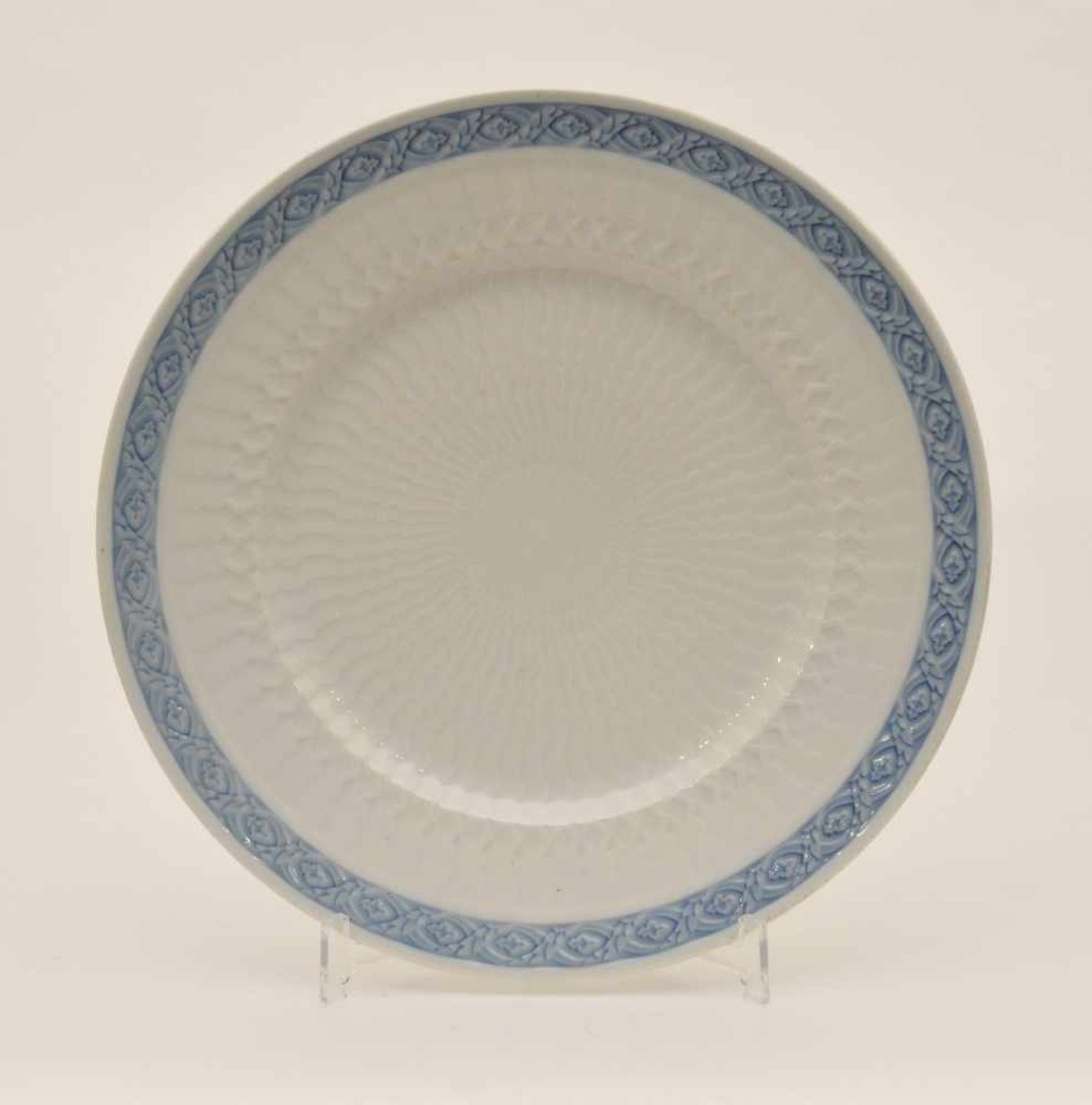 Große Platte gemarkt Delft, weiß, ornamentiert, Blaurand, D. 33,0 cm