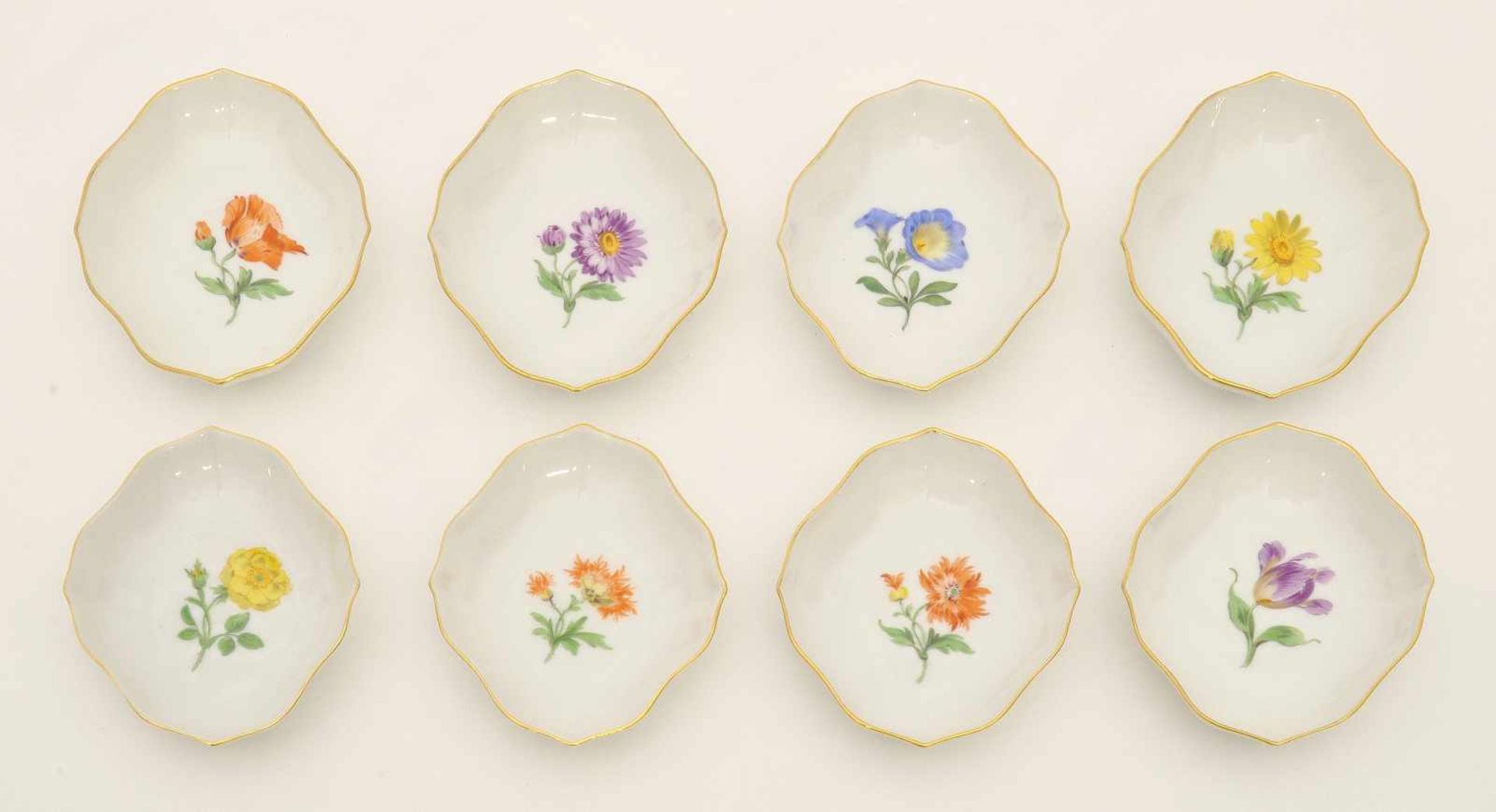 8 Konfektschalen Blaue Schwertermarke Meissen, Dekor Bunte Blumen, Randvergoldung, L. 10,5 cm, 1.