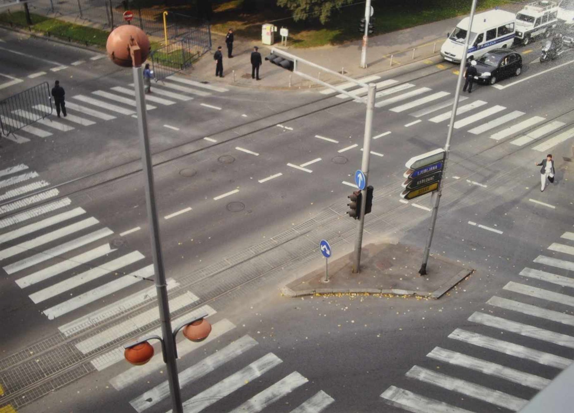 Ashery, Oreet (1966 Jerusalem) "Straßenkreuzung", Foto, Handabzug, 31,0 x 45,5 cm, Passepartout