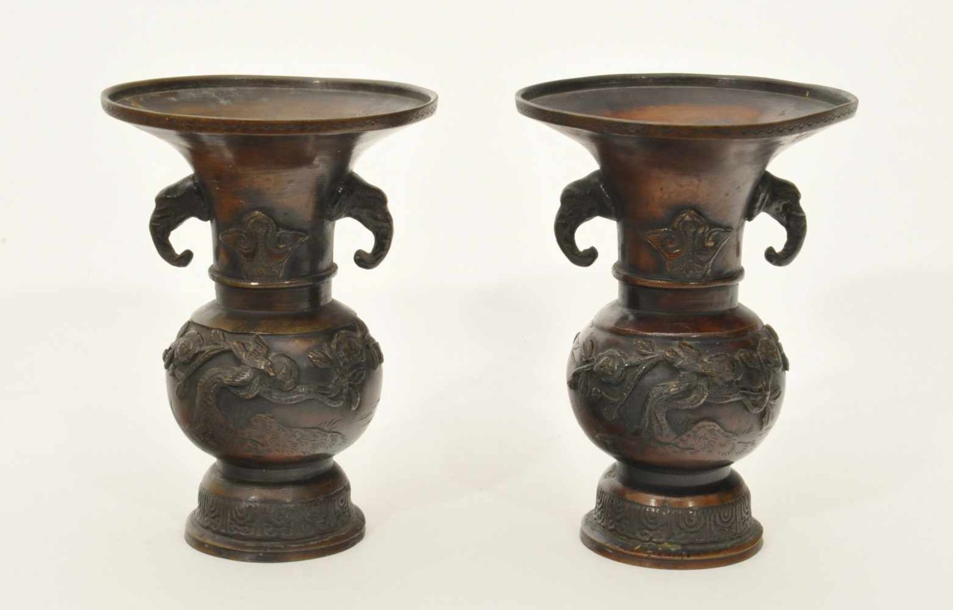 Vasenpaar China, 19. Jh., Qing Dynastie, Bronze, fein ornamentiert und ziseliert, halbplastische