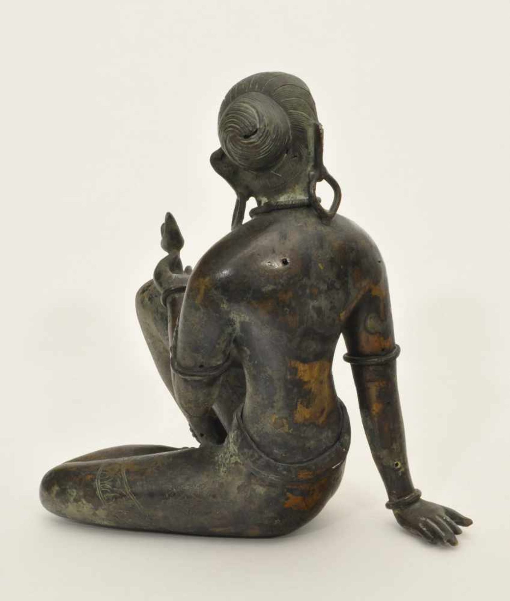 Sitzende Tempeltänzerin Bronze, Indien, 19. Jh., feine Ziselierungen, Patina, H. 22,0 cm - Bild 3 aus 4