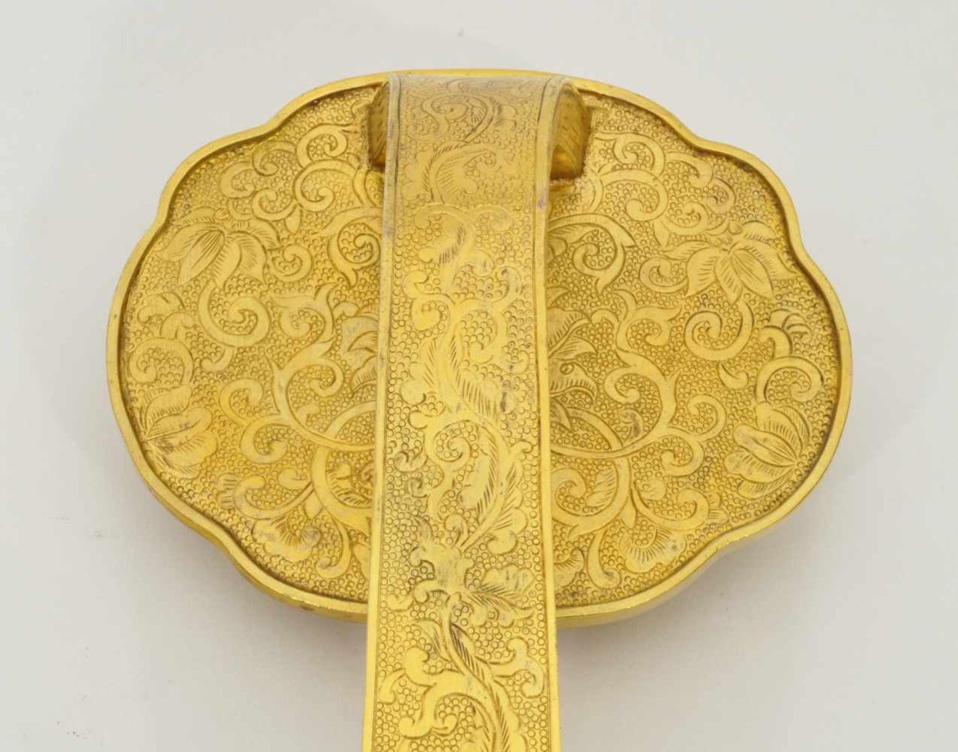 Ruyi - Zepter China, ganzflächig ziseliert, vergoldet, wolkenförmiges Oberteil mit Einlage aus Jade, - Bild 4 aus 5