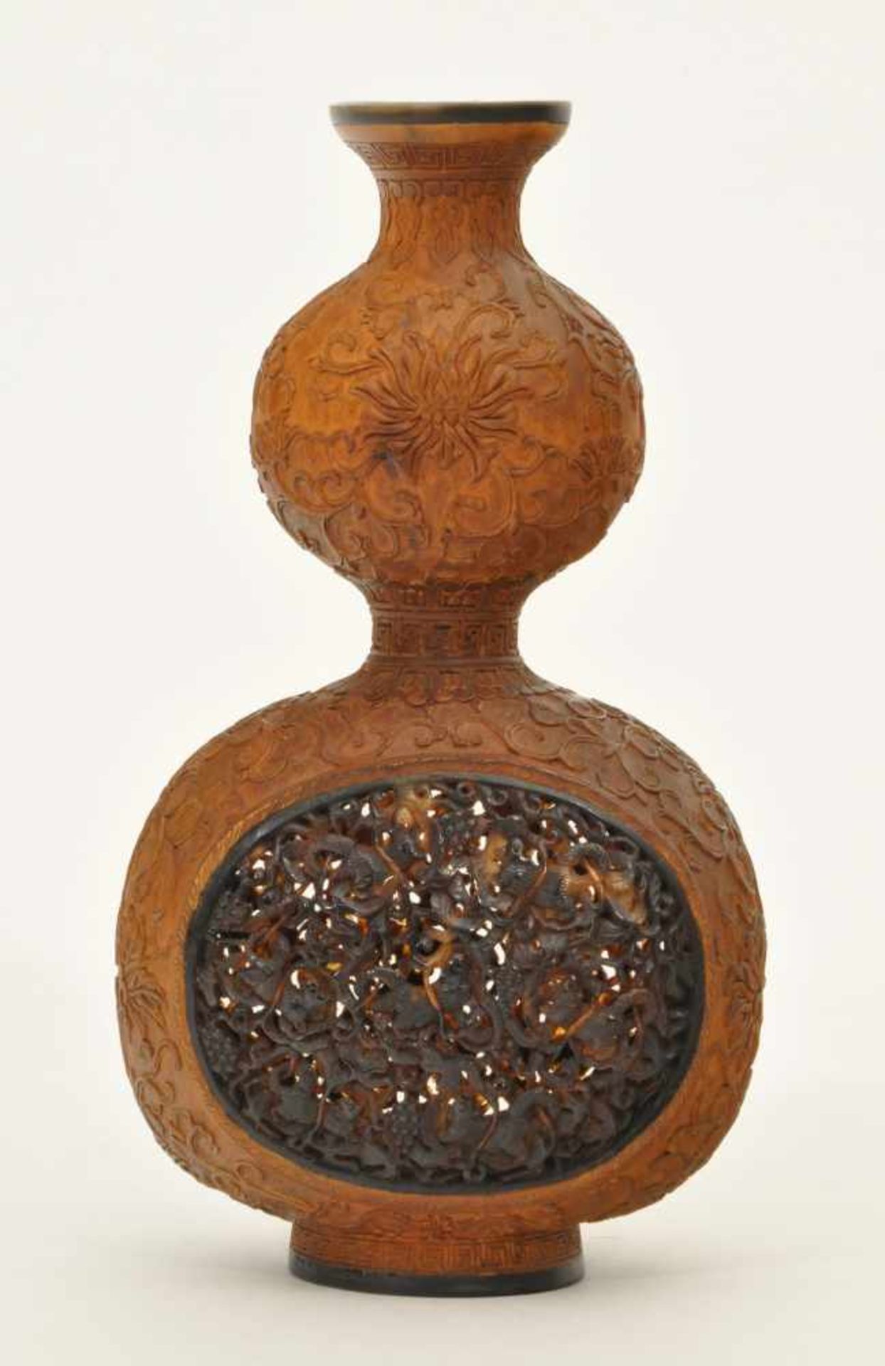 Doppelkürbis-Vase China, 19./20. Jh., Holz, vorderseitig und rückseitig runde Durchbruchsschnitzerei