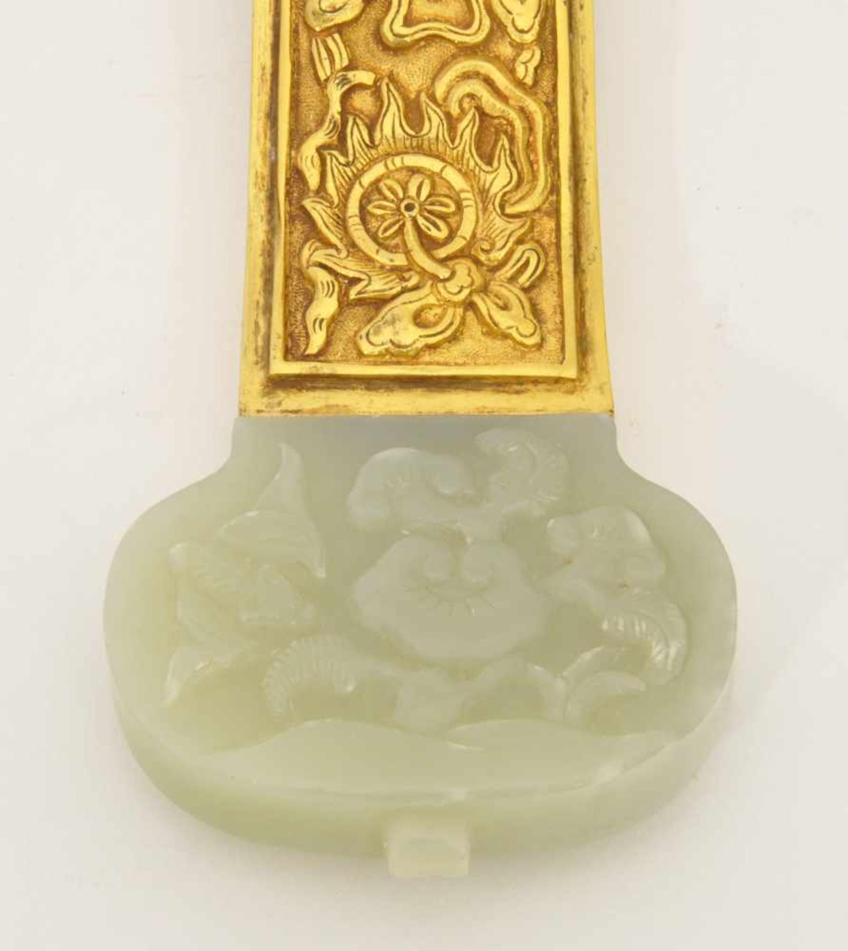 Ruyi - Zepter China, ganzflächig ziseliert, vergoldet, wolkenförmiges Oberteil mit Einlage aus Jade, - Bild 3 aus 5