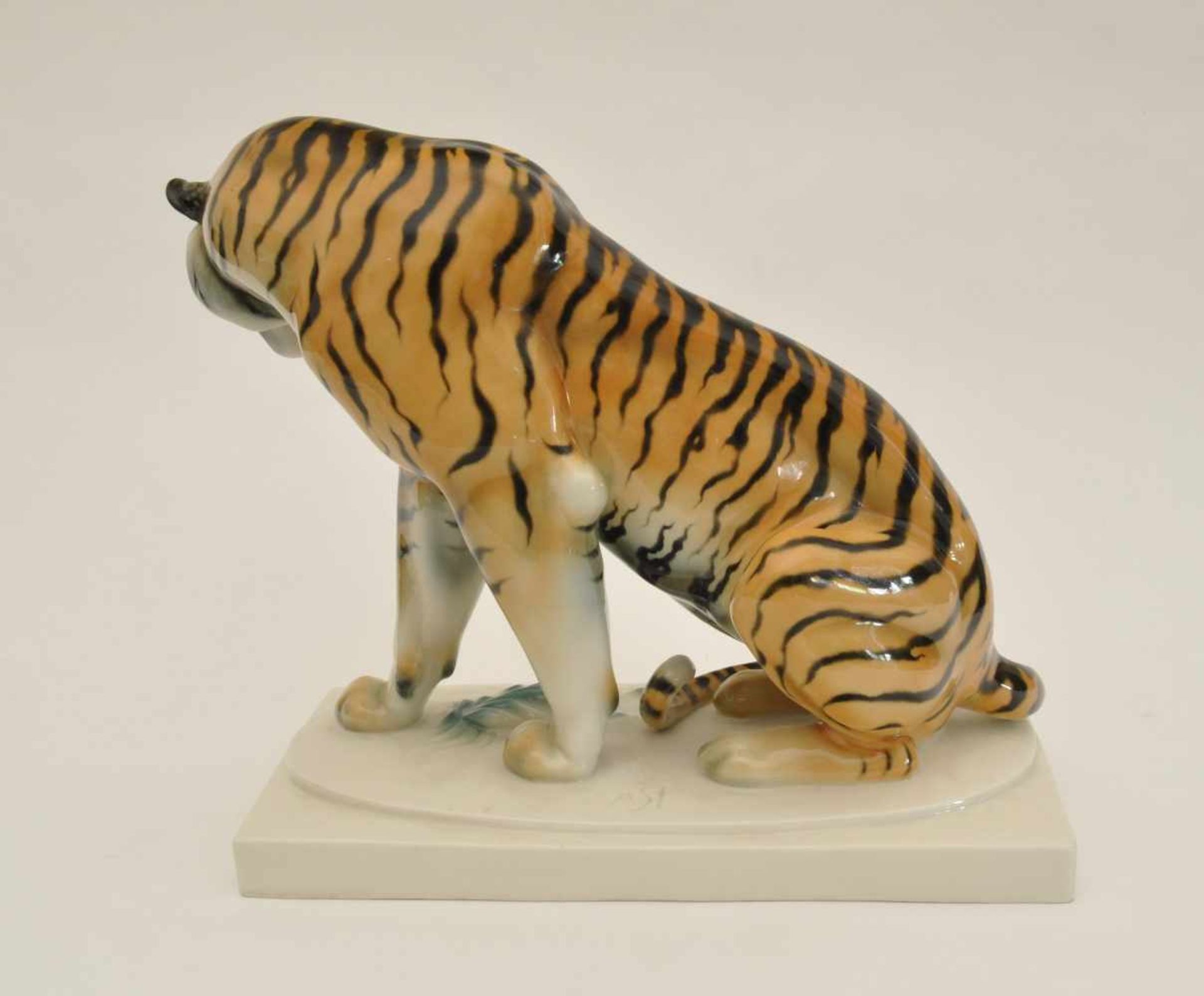 Storch, Arthur (1870 Volkstedt - 1947 Rudolstadt) "Sitzender Tiger", große Porzellanfigur, - Bild 2 aus 2