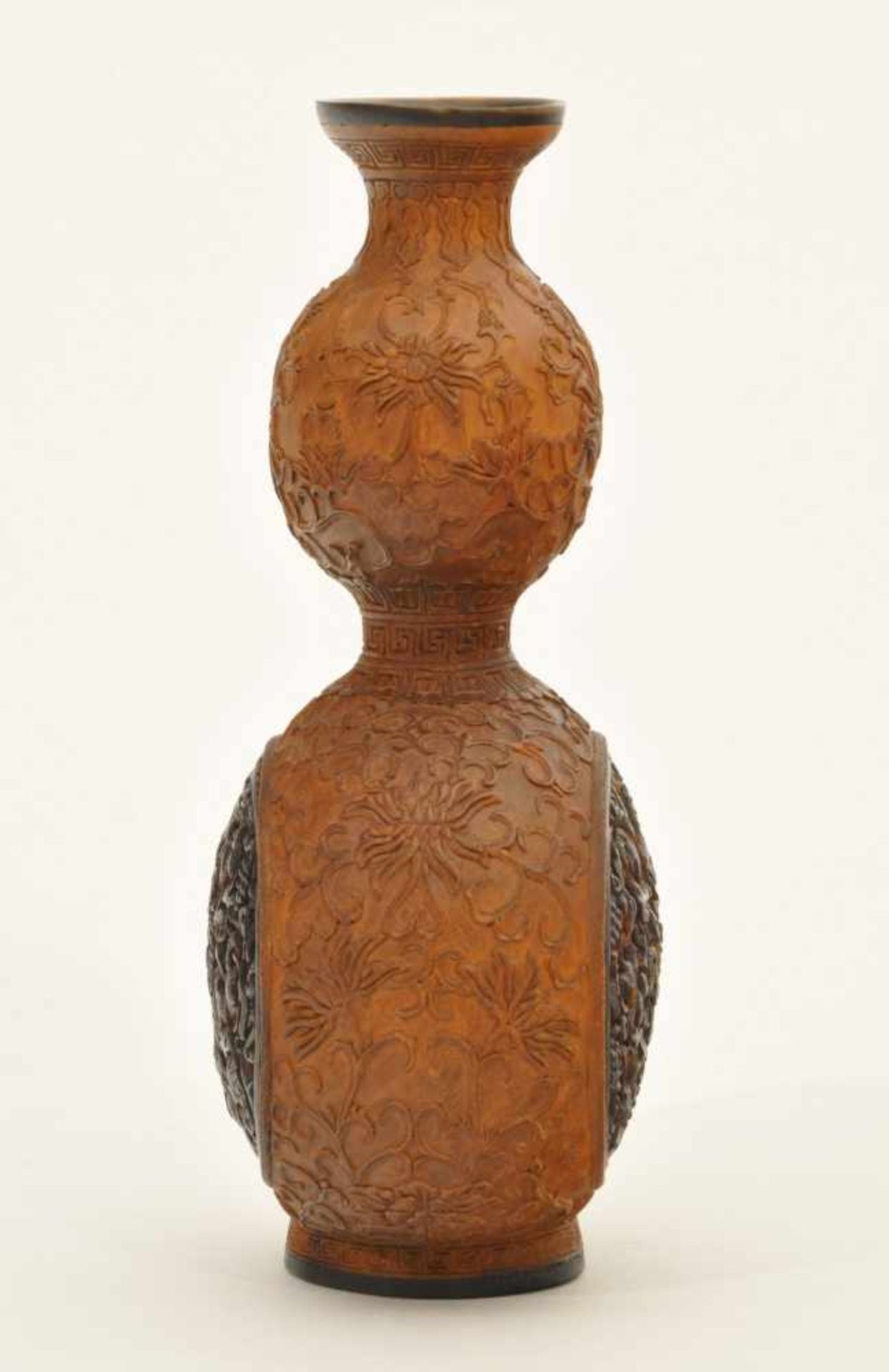 Doppelkürbis-Vase China, 19./20. Jh., Holz, vorderseitig und rückseitig runde Durchbruchsschnitzerei - Bild 2 aus 2