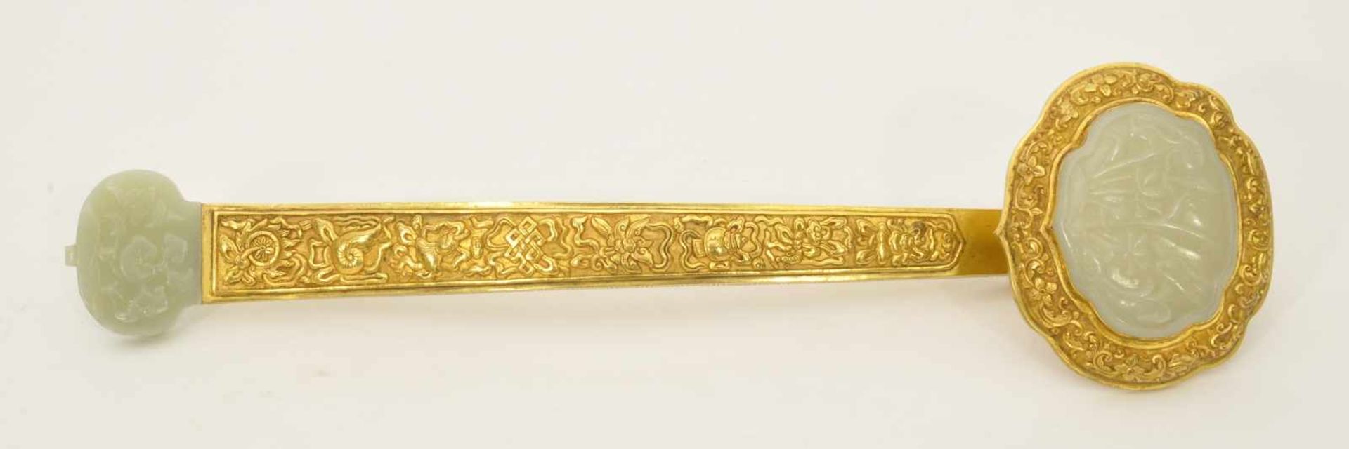 Ruyi - Zepter China, ganzflächig ziseliert, vergoldet, wolkenförmiges Oberteil mit Einlage aus Jade,
