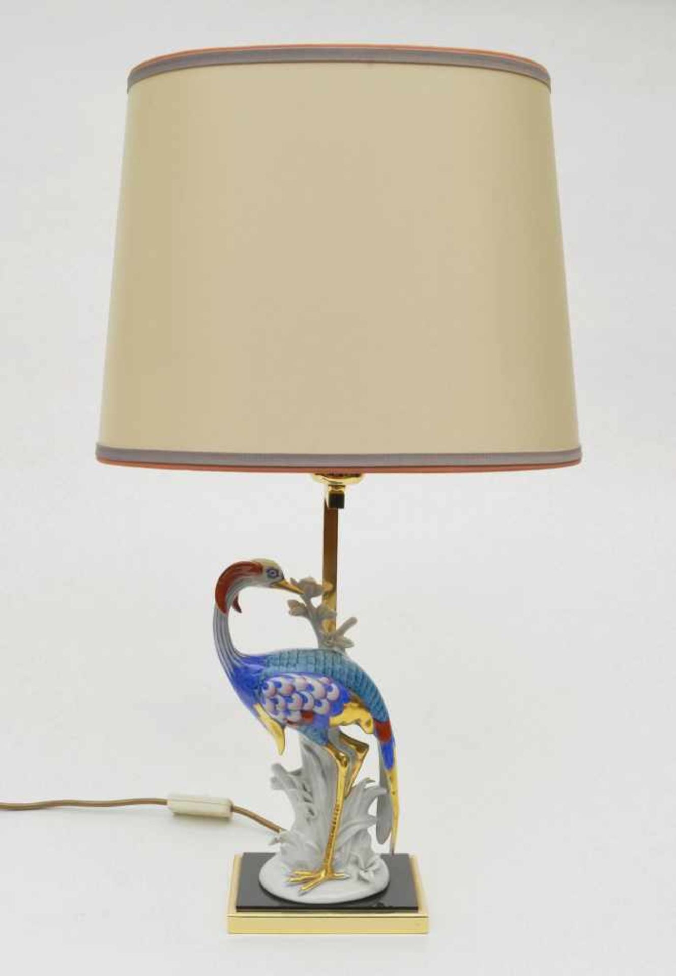 Porzellanlampe Italien, 20. Jh., Lampenfuß figürlich als großer buntgefiederter Vogel auf
