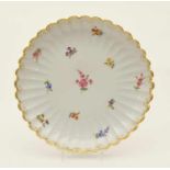 Kuchenplatte, Meissen, 1. Wahl, Muschelrand, Streublumen, Vergoldung, rund, Dm. 27,5 cm