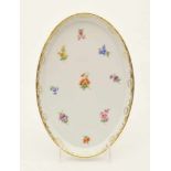 Kuchenplatte, Meissen, 1. Wahl, Muschelrand, Streublumen, Vergoldung, oval, L. 26,5 cm