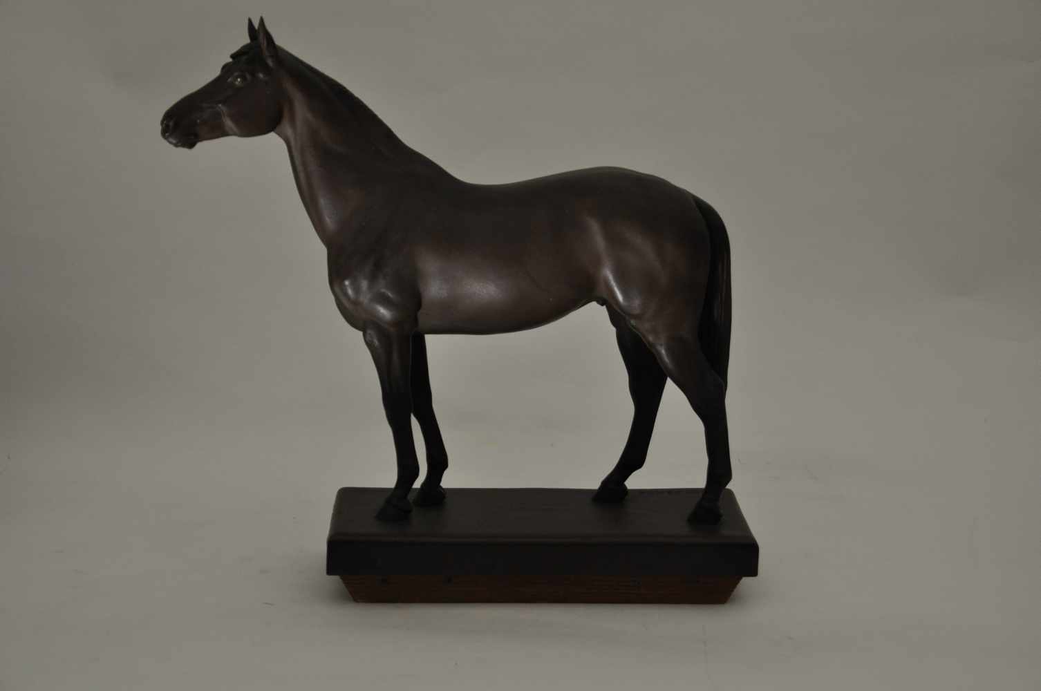 Ohme, Erich Paul (1889 Freiberg - 1970 Meissen), Stehendes Pferd, "Alchimist", Böttgersteinzeug,