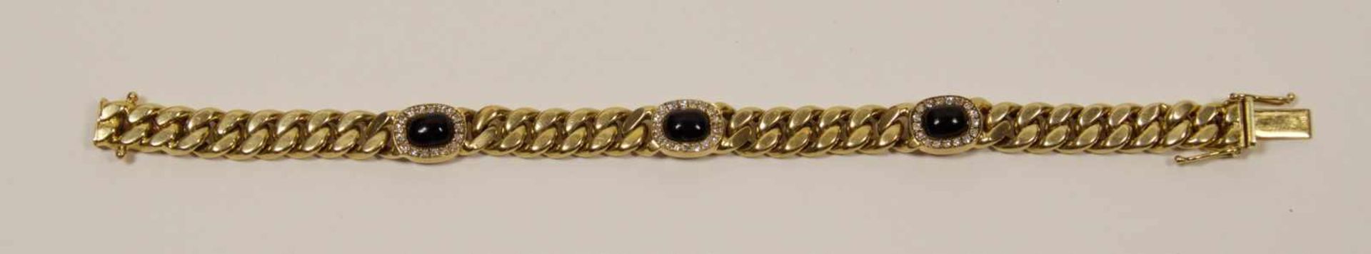 Damenarmband, um 197014 kt. Gold, 3 Saphire von Brillanten eingerahmt, Gewicht 25 g, Länge 18,5 cm