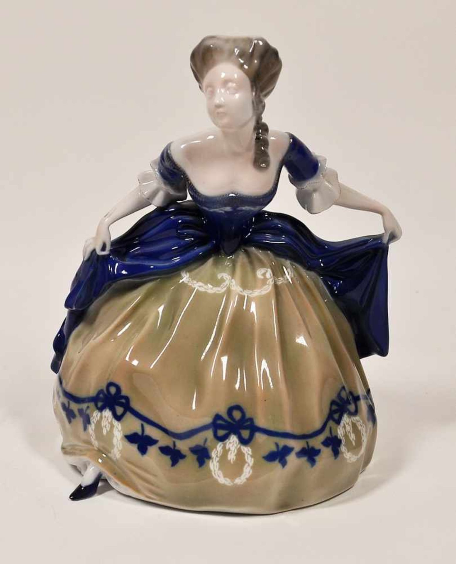 Caasmann, Albert (1866 - 1968),"Junge Frau im grün-blauen Kleid", Rosenthal Porzellan um 1920, H