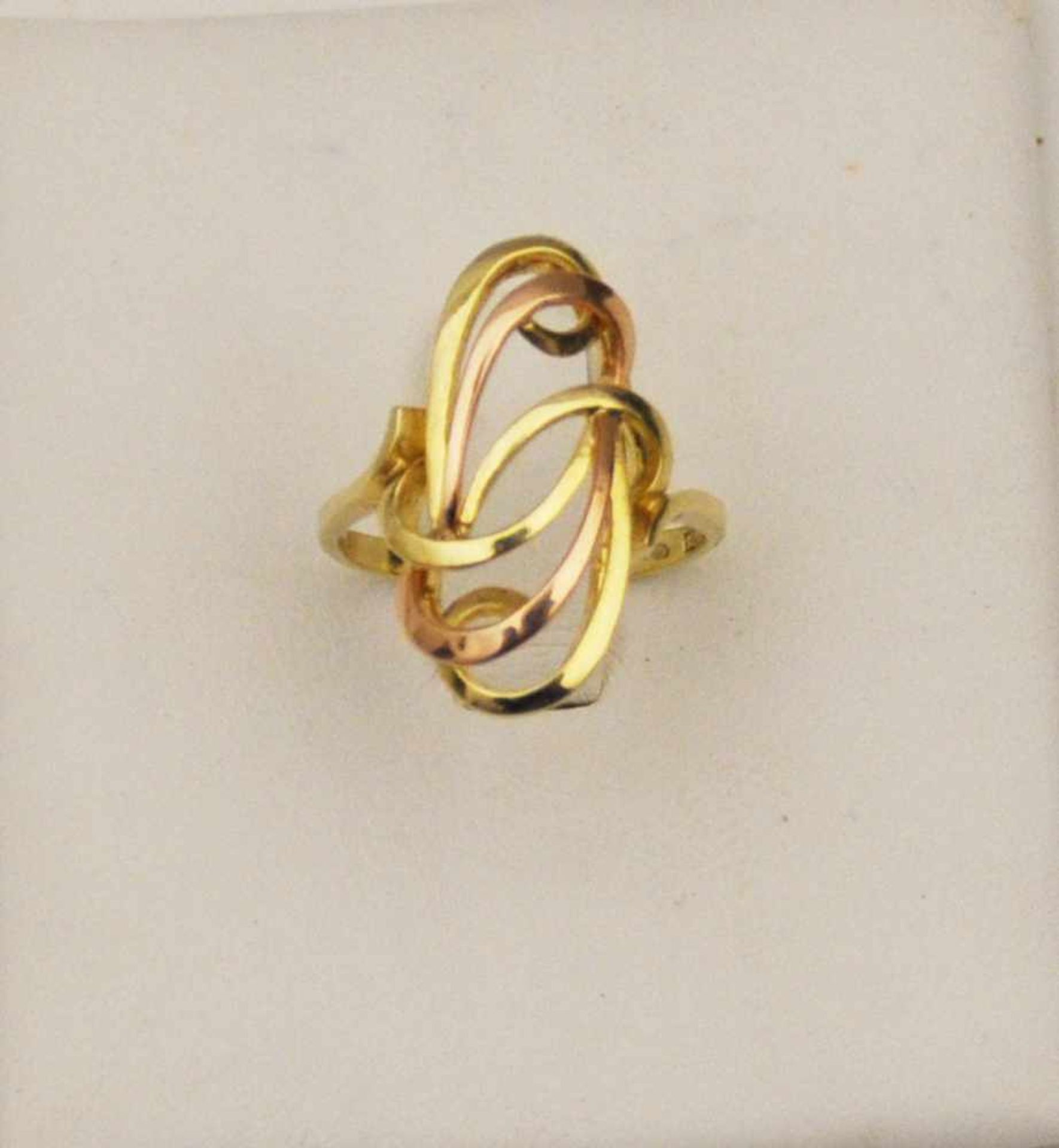 Konvolut aus drei Ringen, um 197014 kt Gelb- und Rotgold, 14 kt Gelbgold und eine Perle, 8 kt mit - Bild 2 aus 4