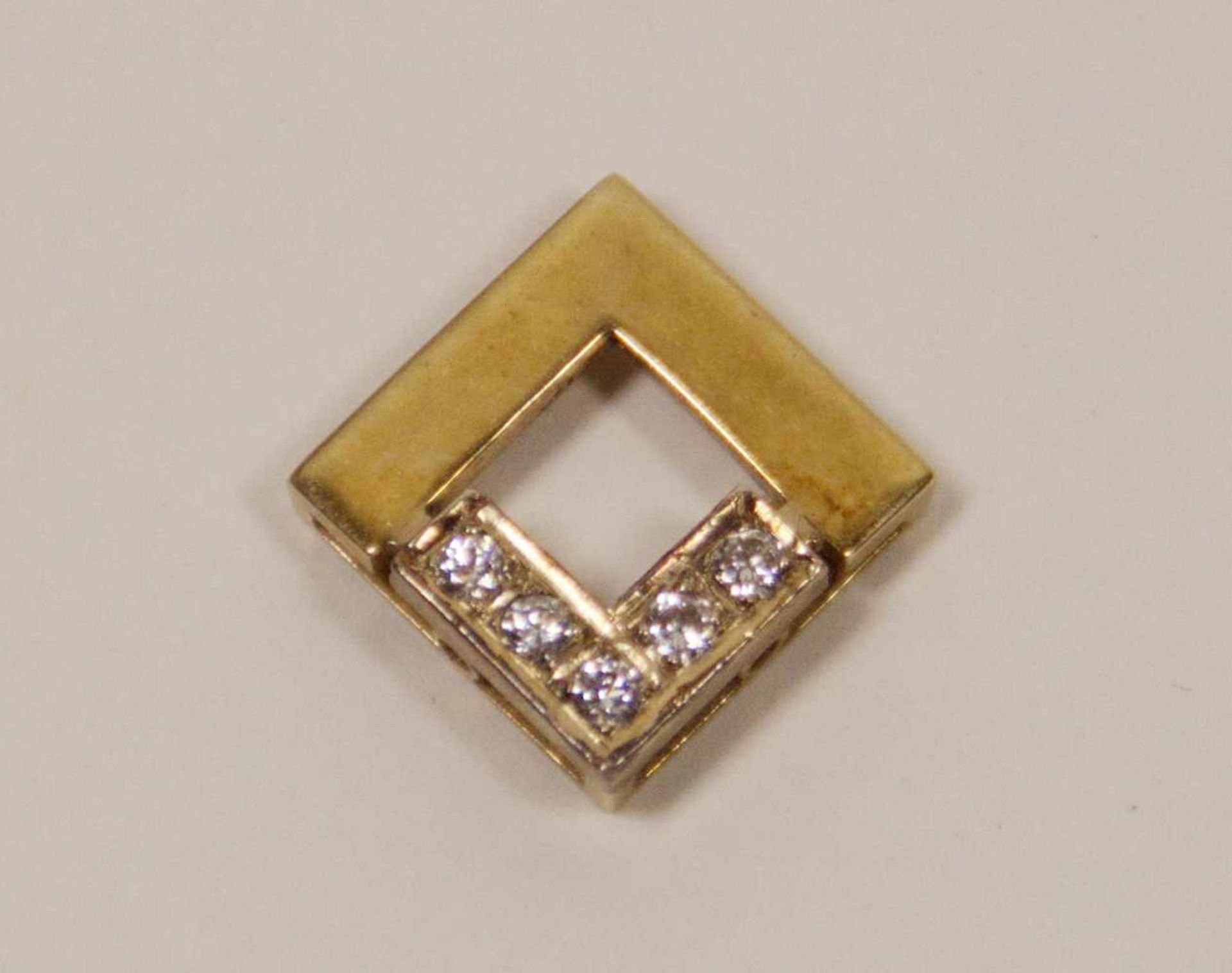 Anhänger14 kt, fünf Brillanten, Gewicht 2 g, 1,1 x 1,1 cm