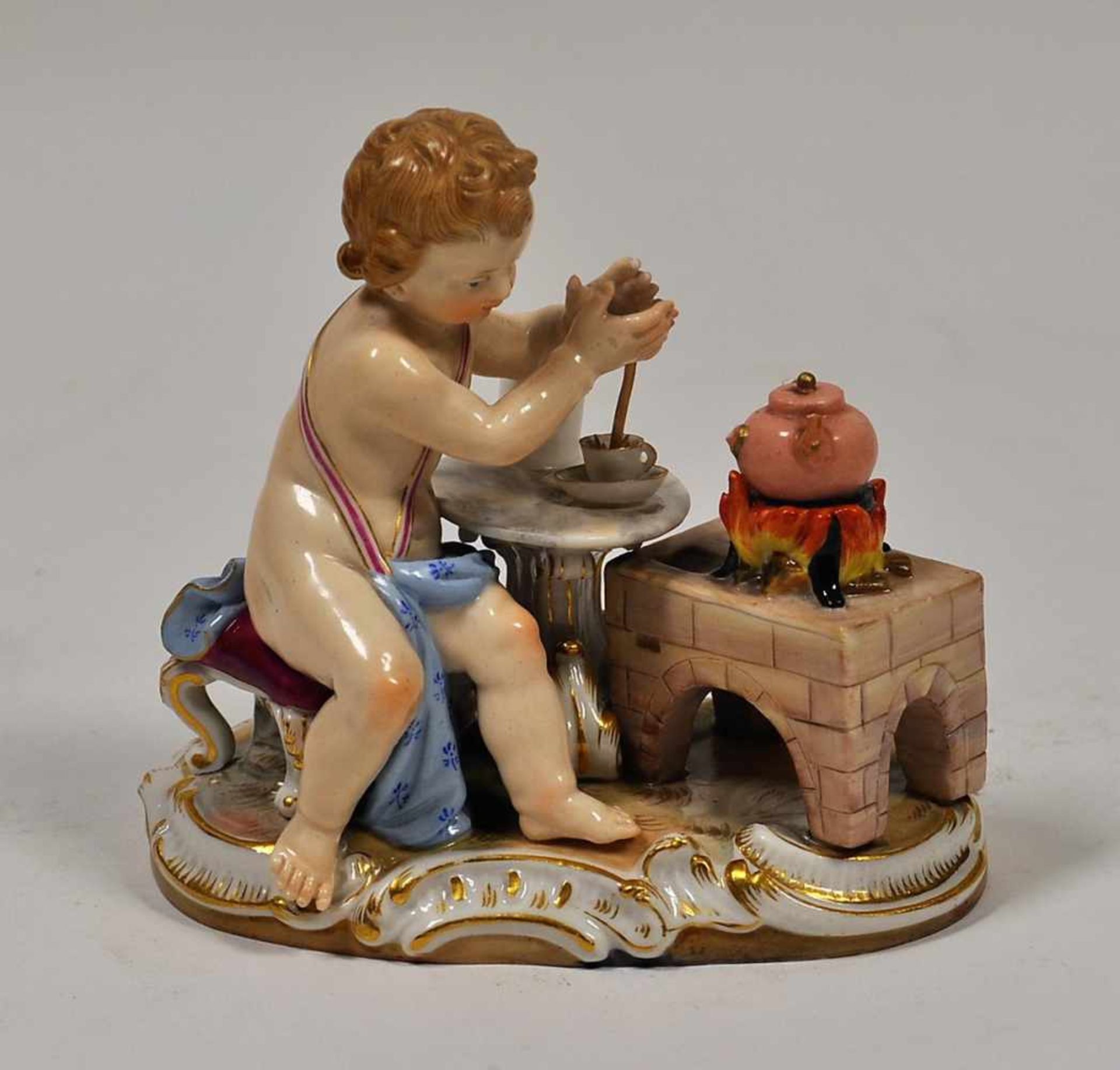 Meissenfigur, um 1850,"Engel am Kaffeefeuer", blaue Schwertermarke Meissen, Malernummer 23, Töpfe