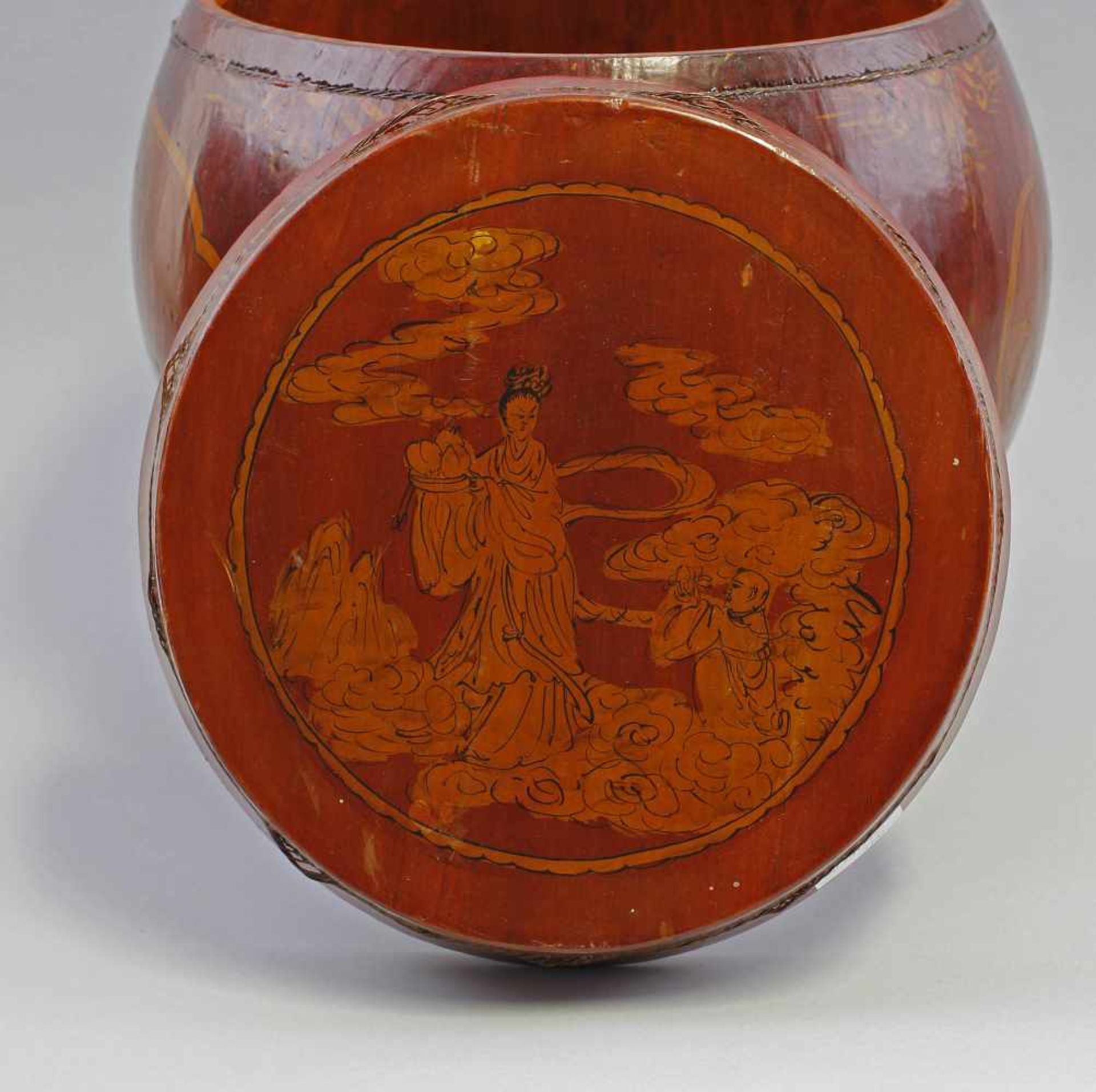 Chinesisches Holzgefäß mit Lackmalereiwohl China, 20. Jh., Holz rötlich gebeizt und lackiert, von - Bild 2 aus 2