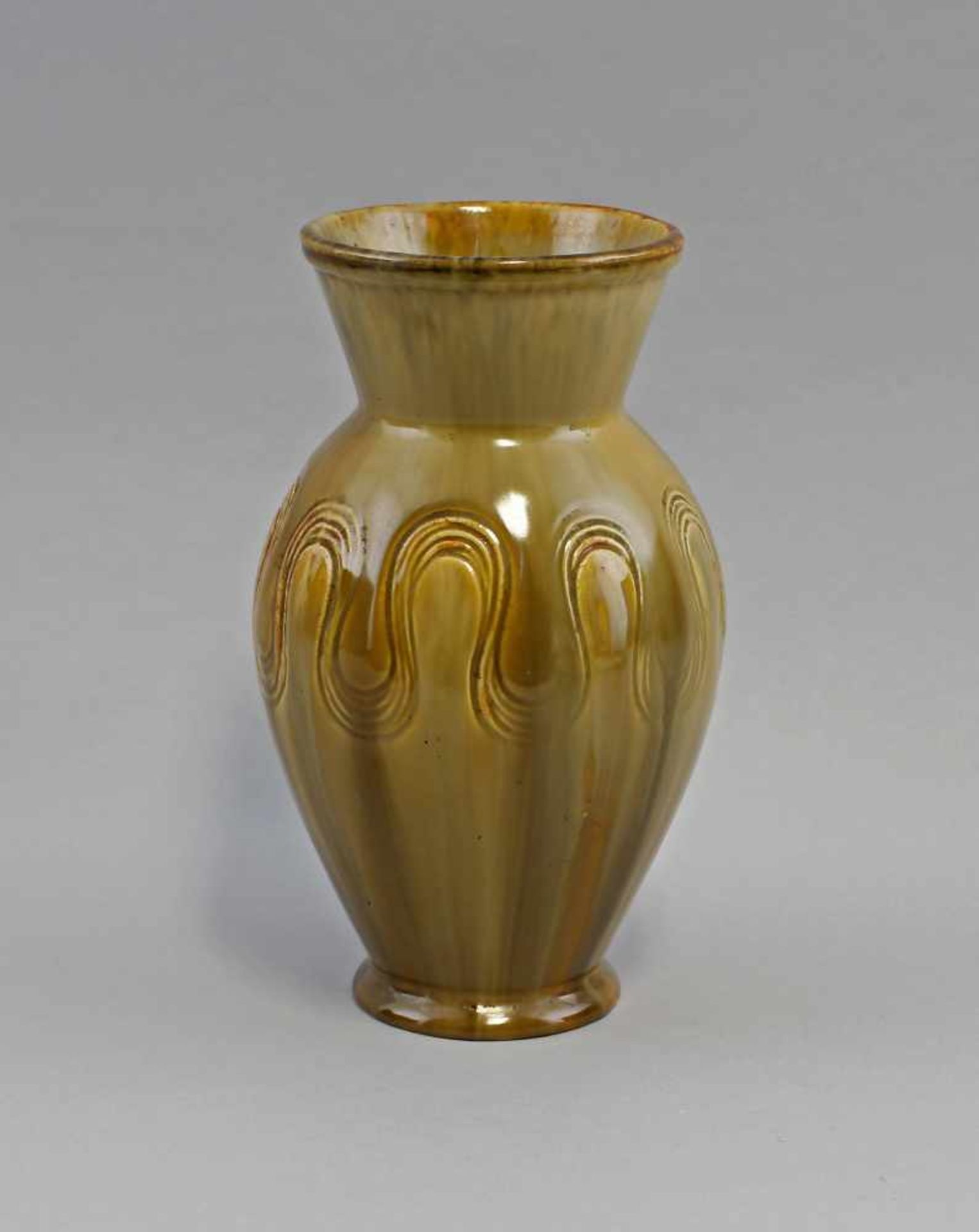 Jugendstil Vase Laufenum 1940 in Laufen (Schweiz) hergestellt, heller Scherben, Wellenbandrelief,
