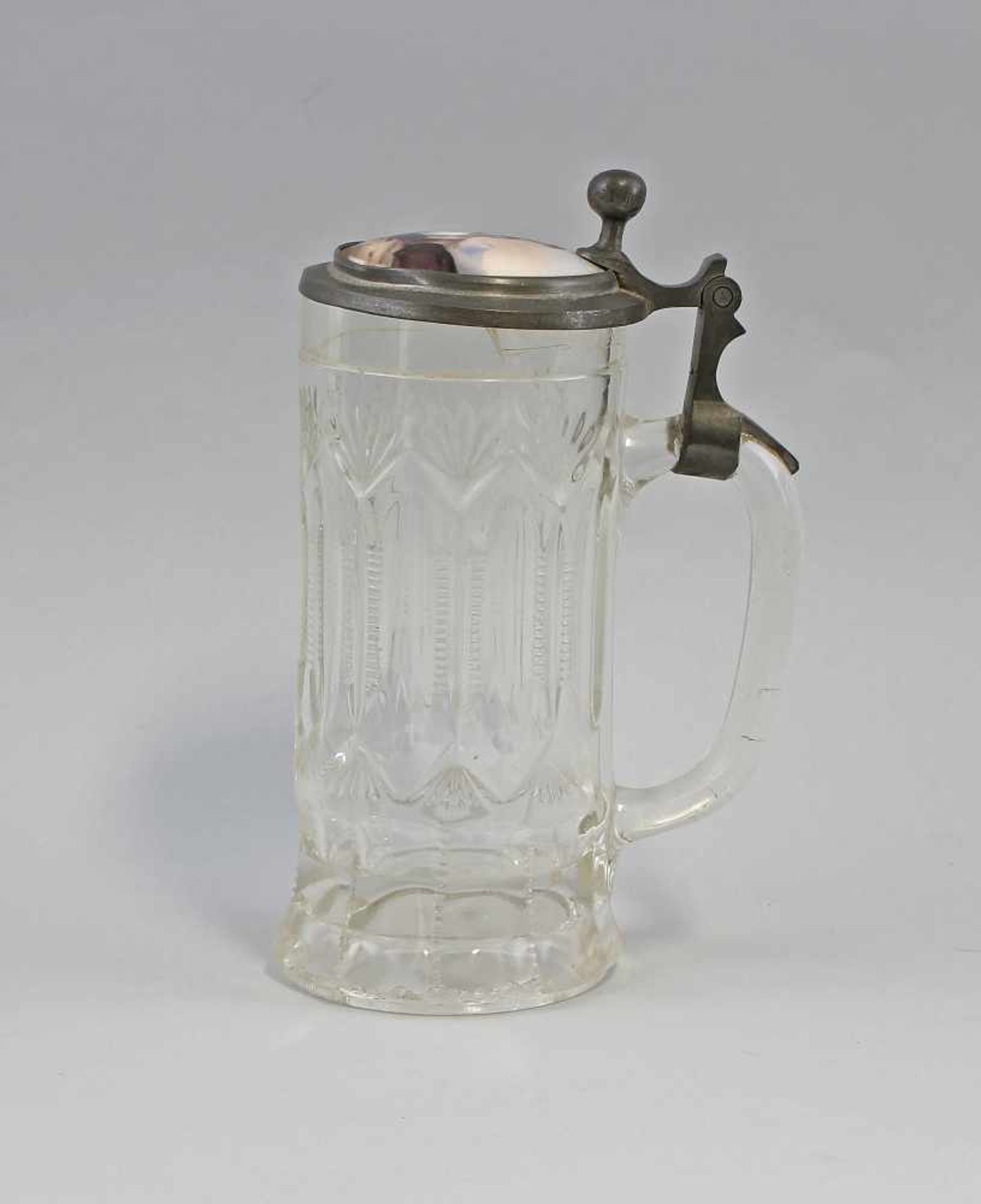 Glas-Bierkrug mit Porzellandeckel19.Jh. farbloses Glas in die Form gepresst, zinnmontierter