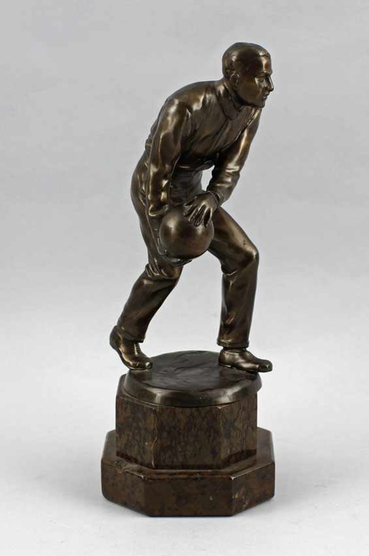 Unbekannt, Bronzefigur Kegler unsigniert, Bronze poliert, detailgetreue Ausformung eines