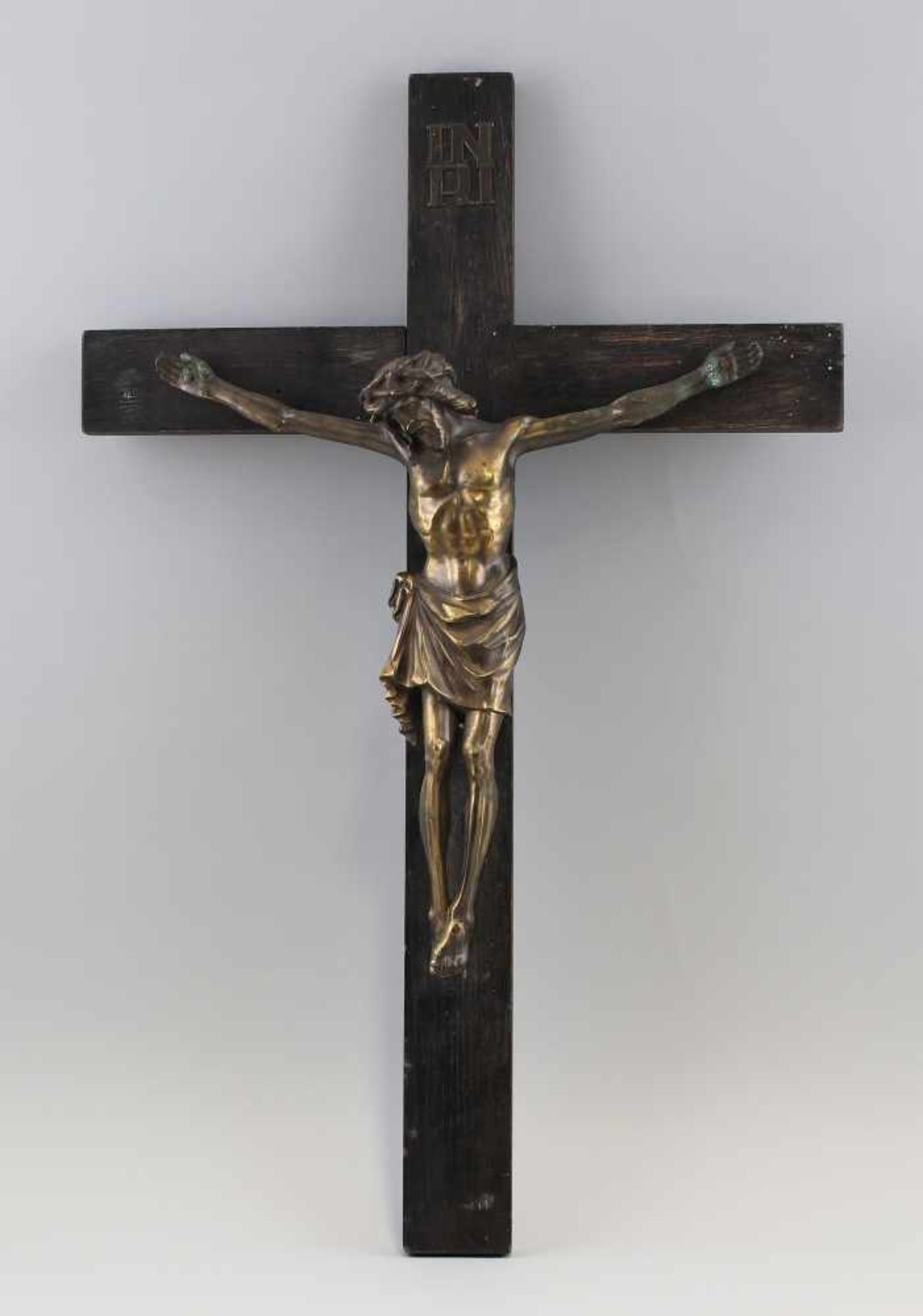 Kruzifix1. H. 20. Jh., Holz geschwärzt, aufmontierte Christusfigur aus Metallguss, teils berieben,