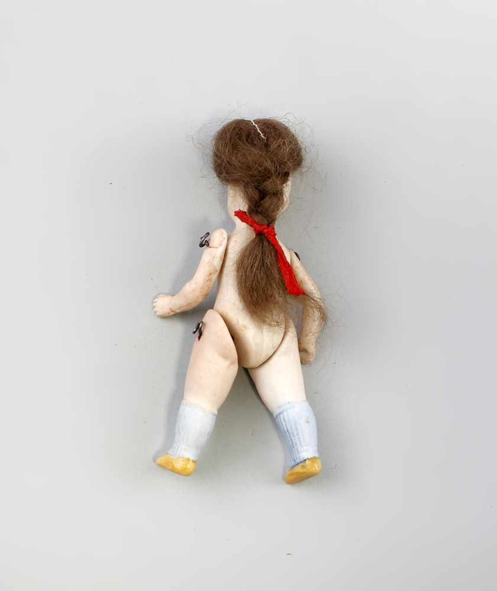 Ganz-Bisk.-Porz.-Puppenstubenpuppe um 1900, mit brauner Perücke, Arme und Beine mit Draht - Bild 2 aus 2
